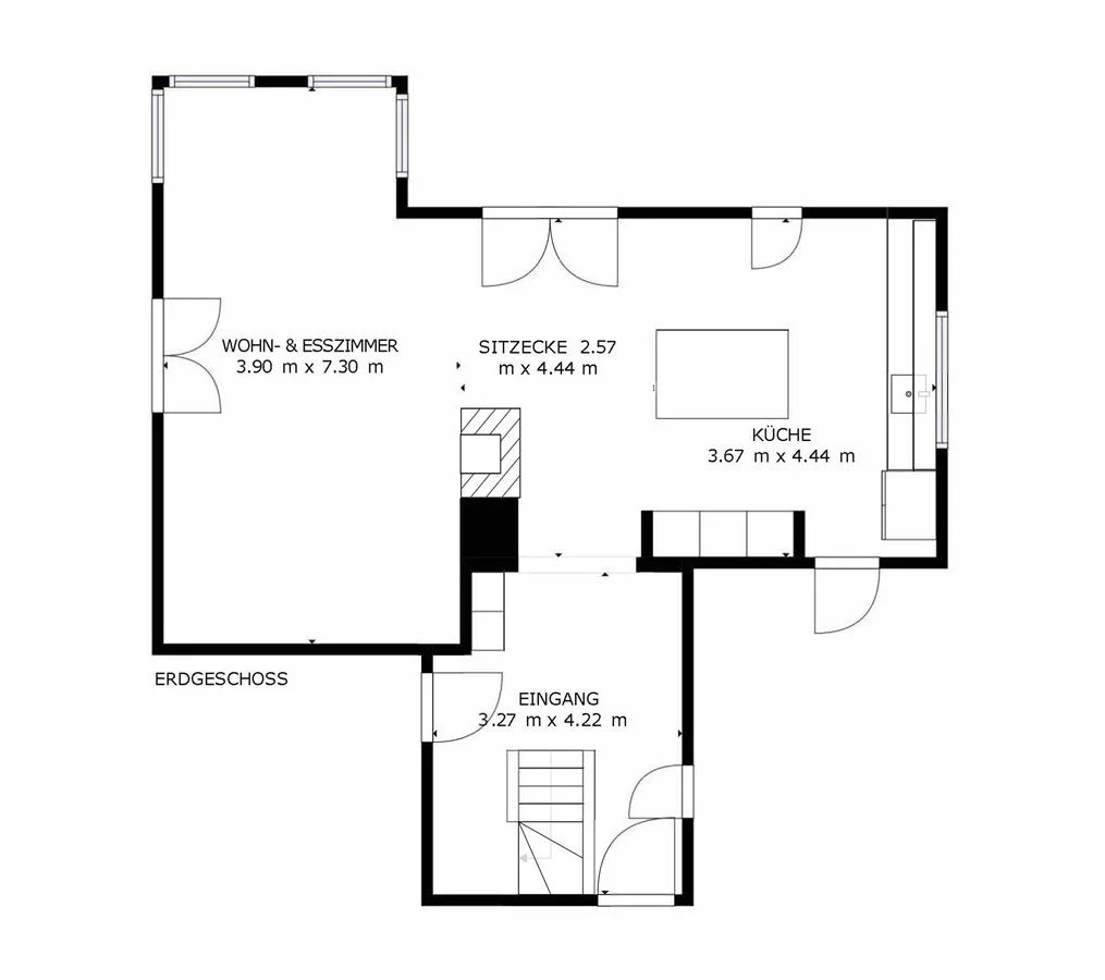 Grundriss eines Erdgeschosses, mit Bereichen für Wohnzimmer und Esszimmer, Sitzecke, Küche und Eingangsbereich, samt Maßen in Metern.