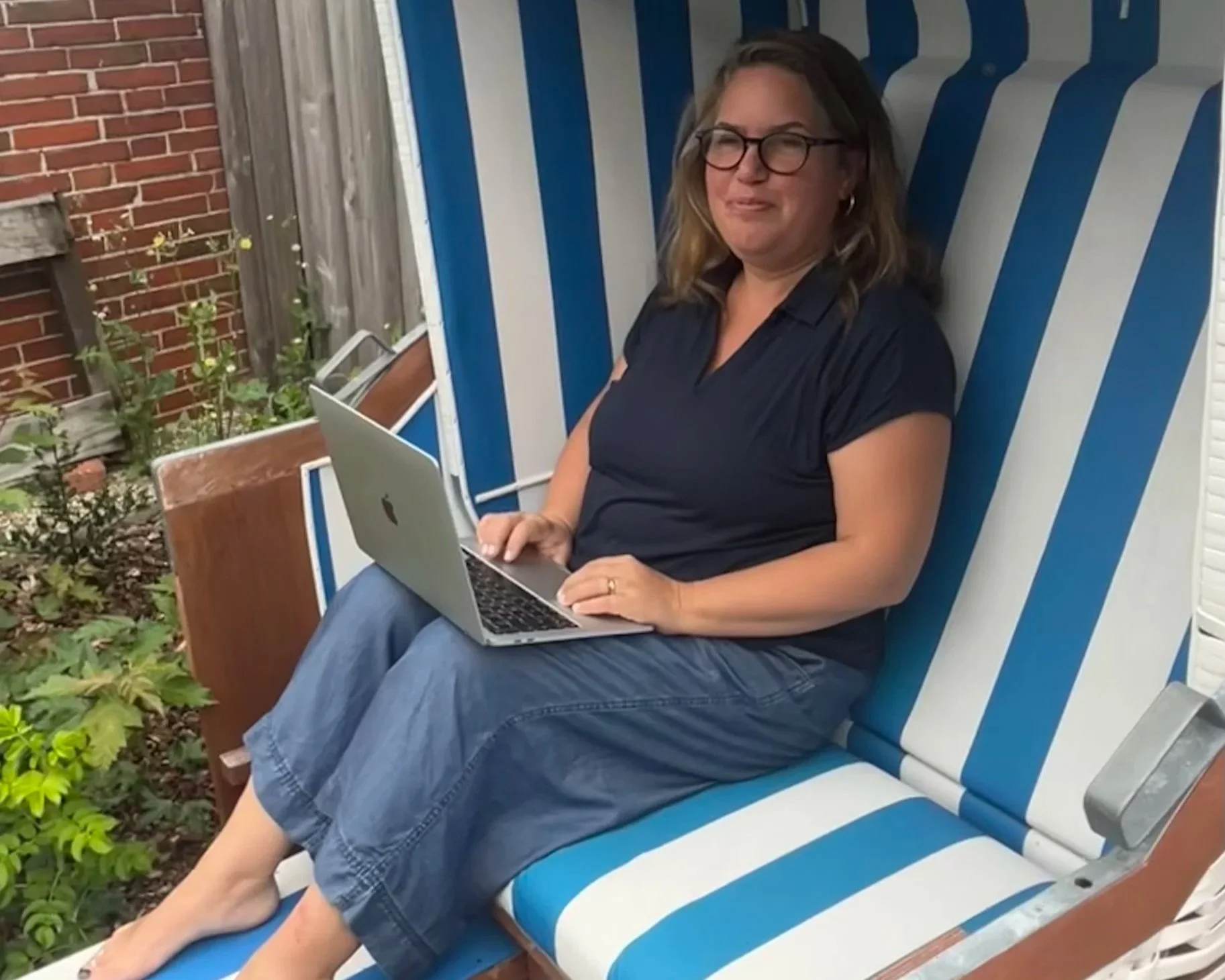 Sona Terlohr, Elterncoachin, im Strandkorb am Laptop, schreibt einen BLogartikel über den Störenfried in der Klasse