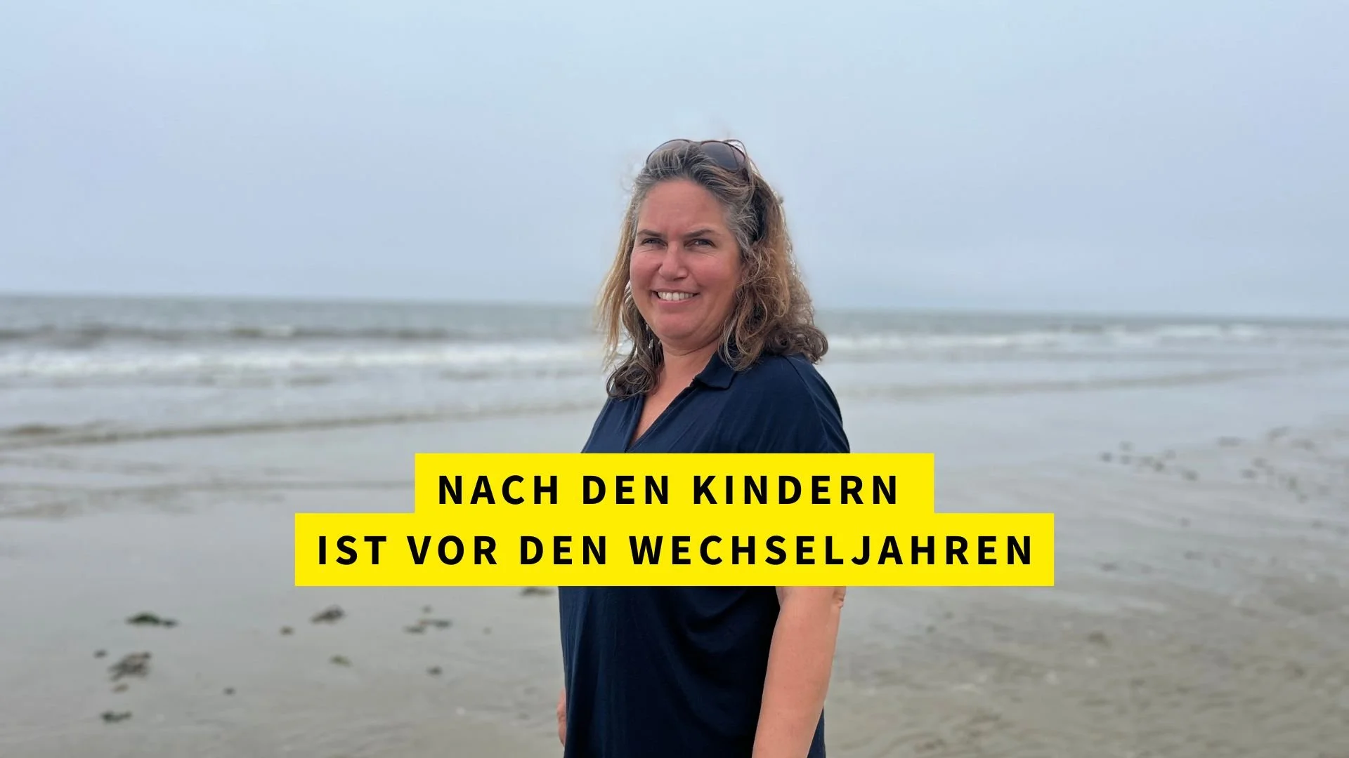 Sona Terlohr am Strand, Text-Overlay: Nach den Kindern ist vor den Wechseljahren - Beitragsbild zum Blogartikel über Wechseljahre und Selbststeuerung