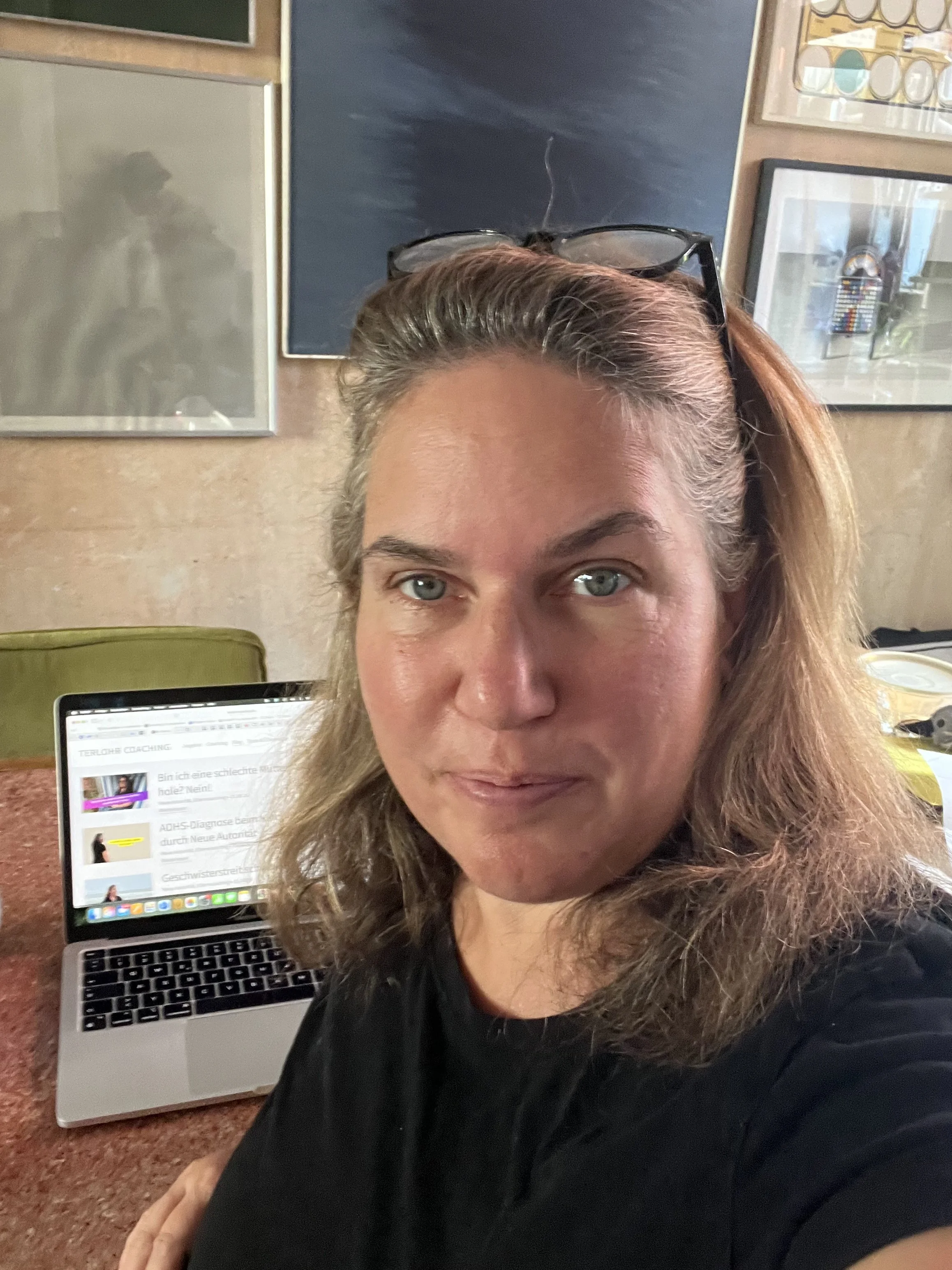 Sona Terlohr, Elterncoachin, vorm Laptop