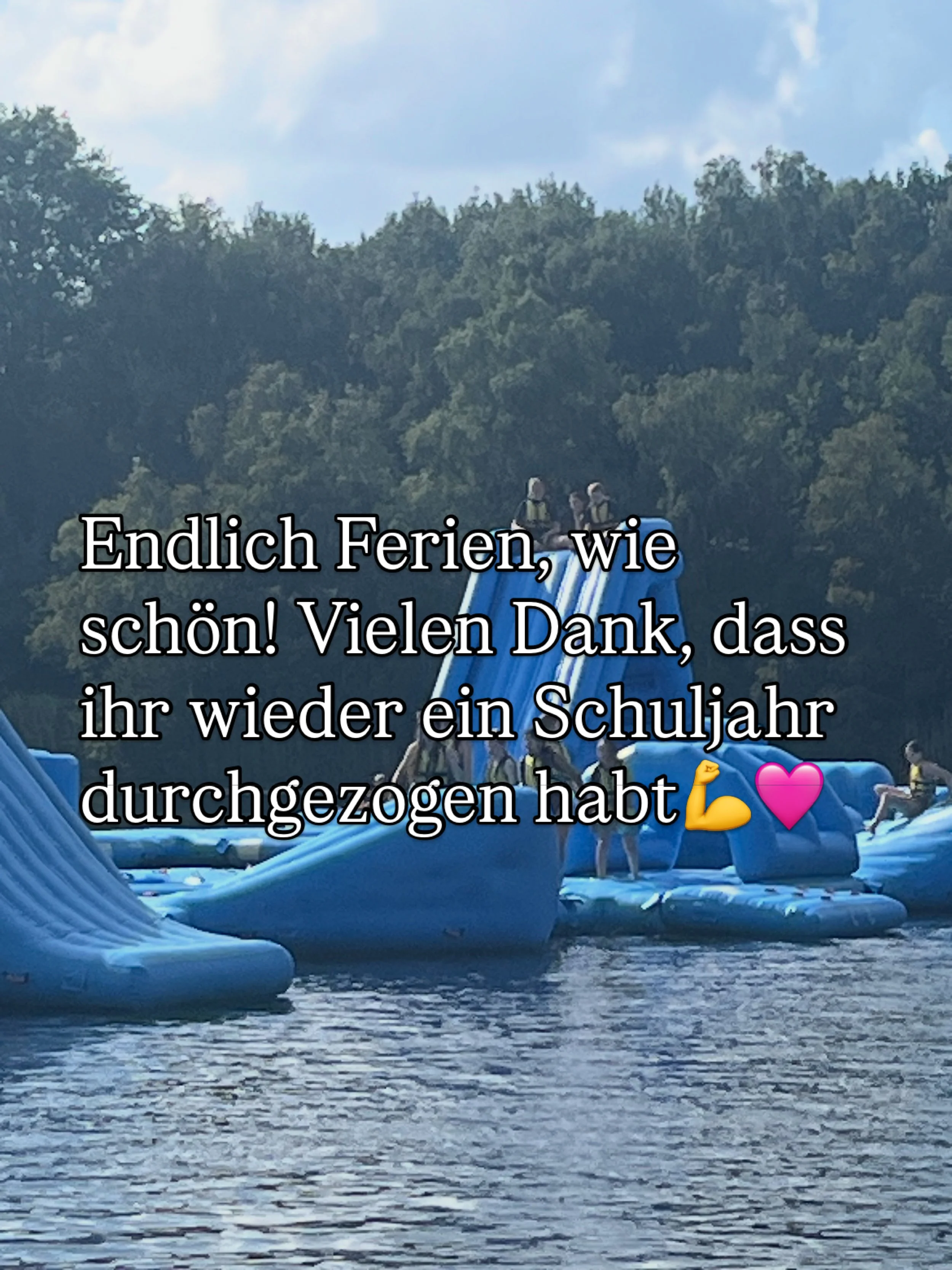 Badesee mit Aquapark und Text drüber: Danke, dass ihr wieder ein Schuljahr durchgezogen habt!