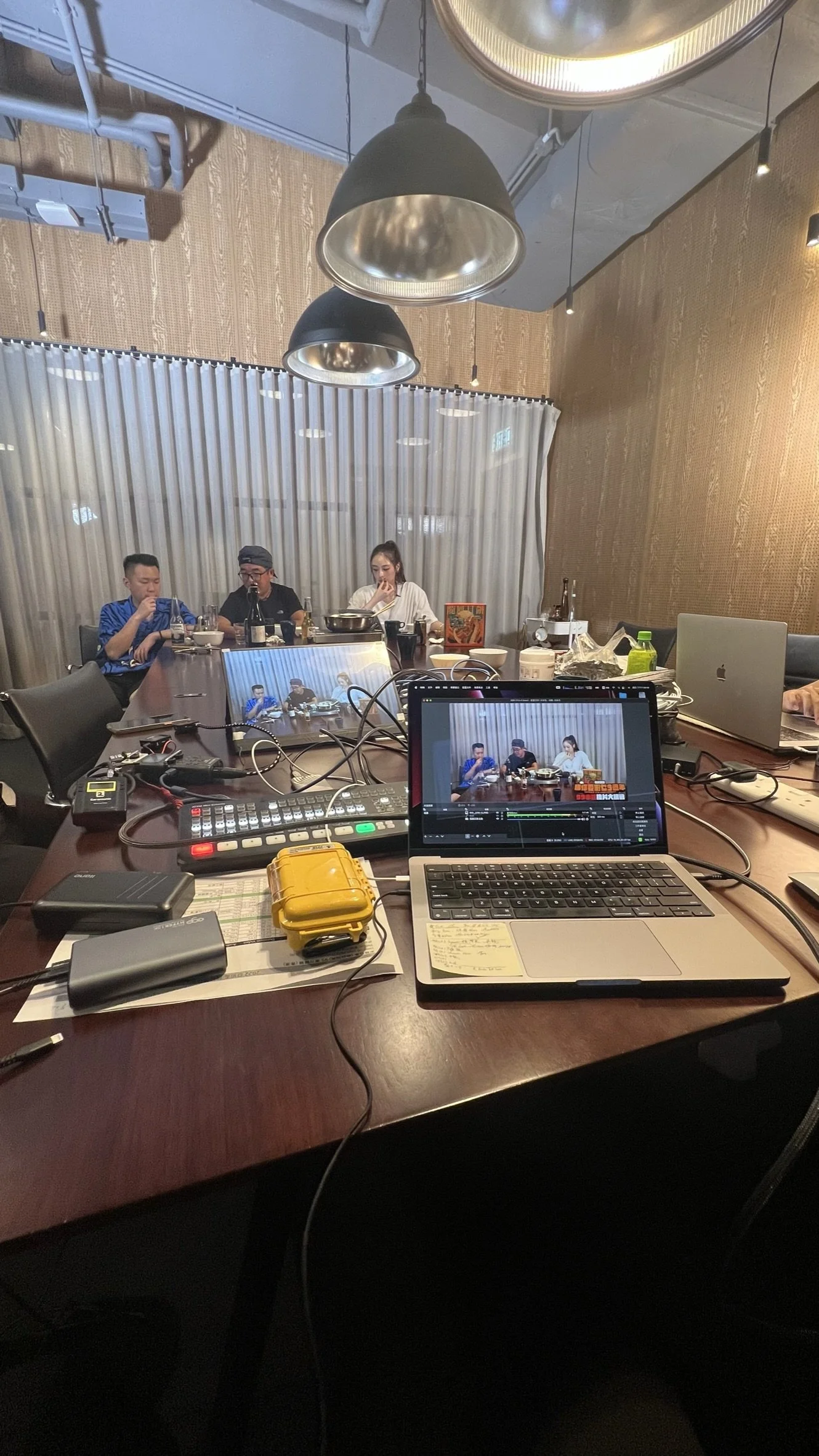 我哋嘅劇組會以一個專注、高效嘅過程管理拍攝、訪問、地點同現場製作。