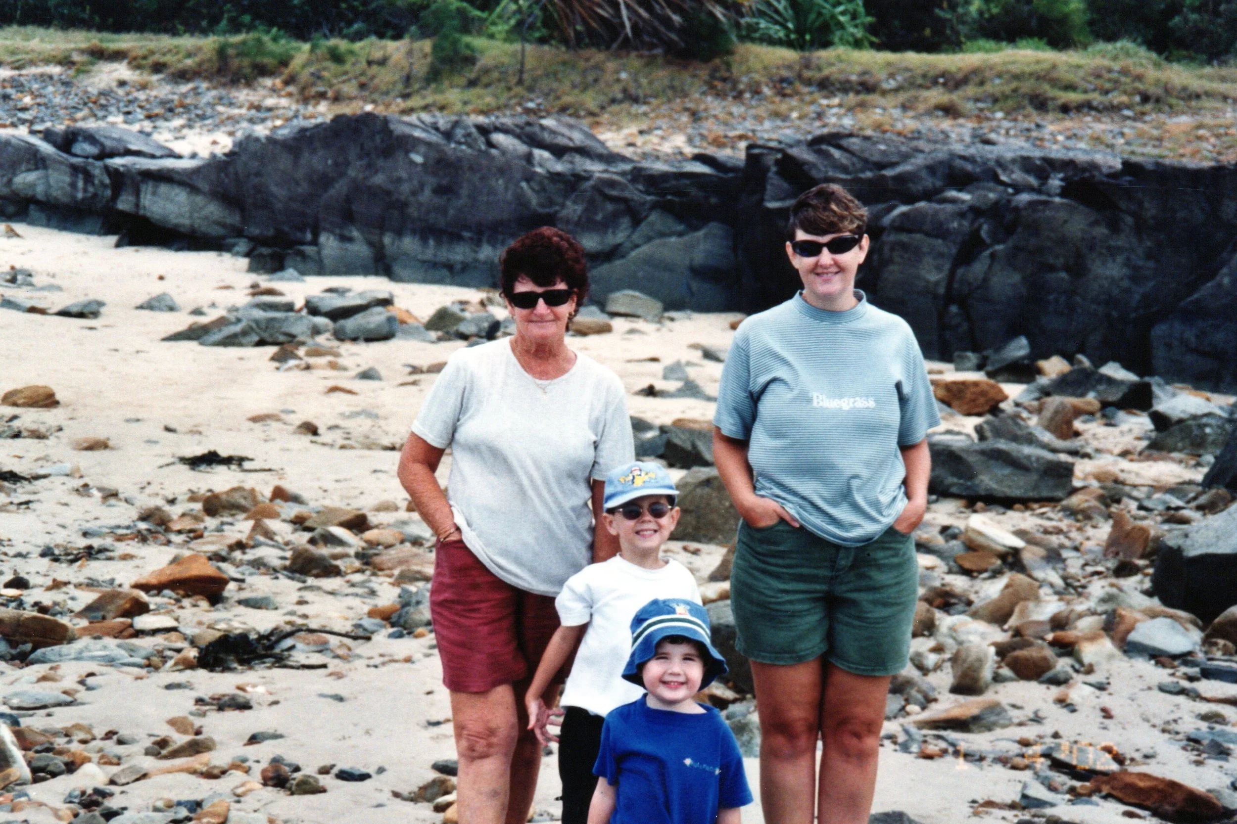 Mum, Brendan, Matthew, Jenny - Angourie 1 Apr 2002.jpg