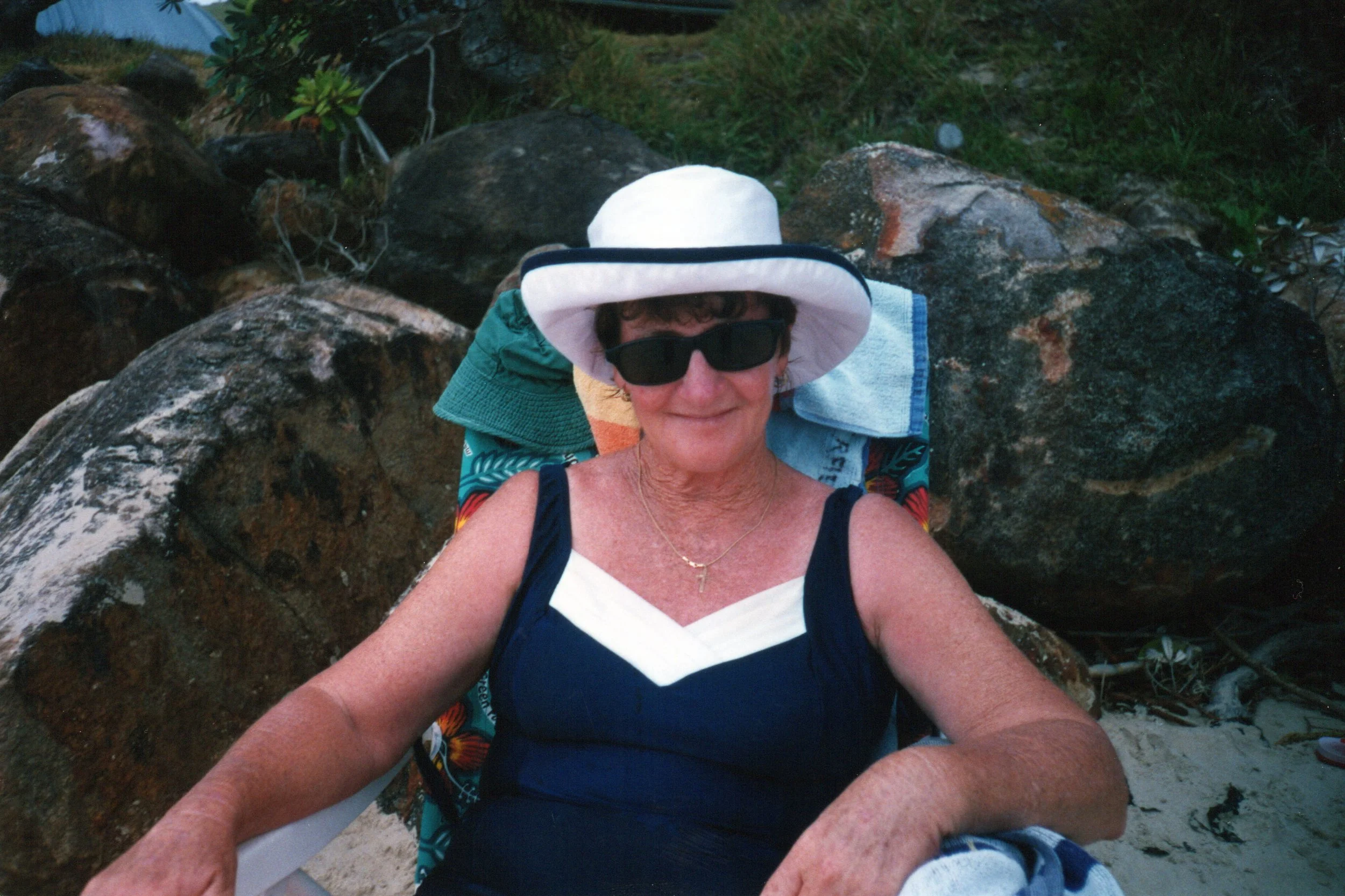 Mum - Brooms Head 30 Dec 2001.jpg