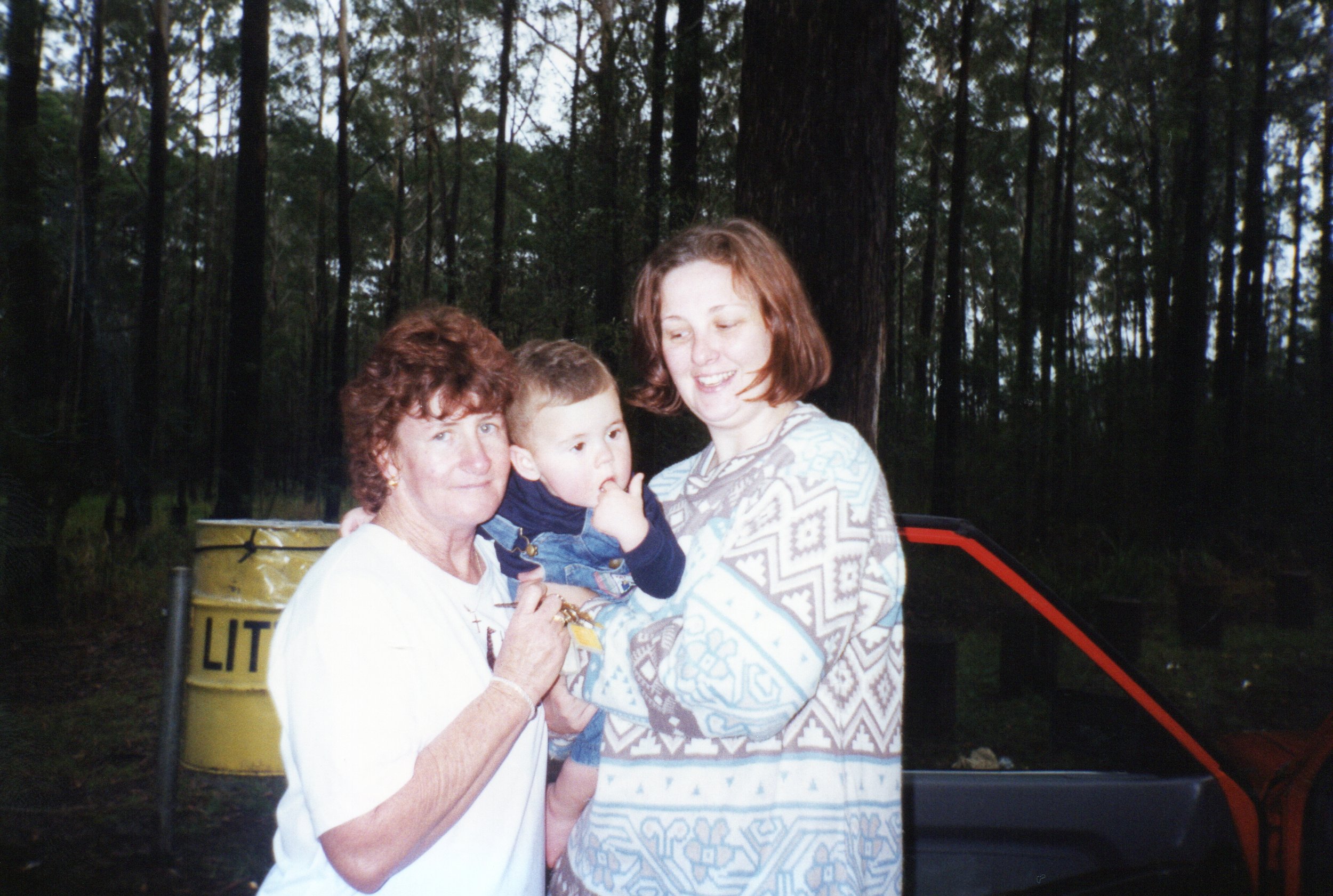 Mum, Brendan, Jenny Oct 1997.jpg