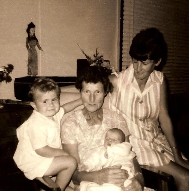 Paul, MA, Scott, Mum 1971.jpg