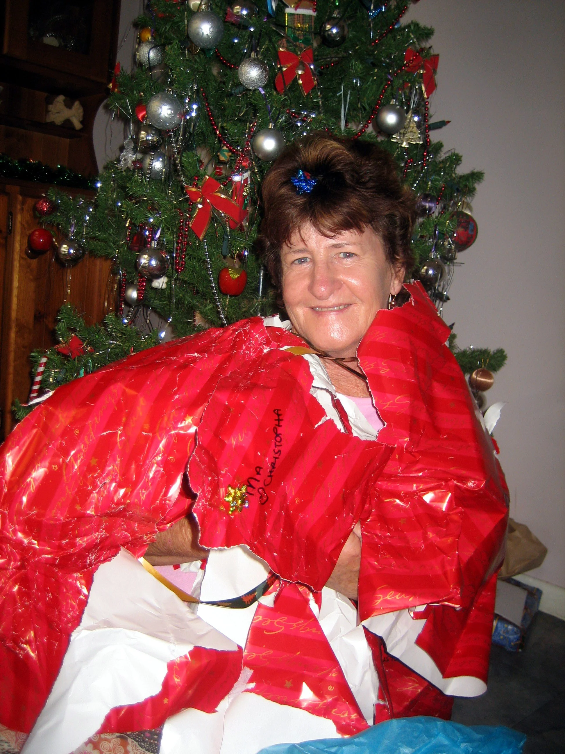 Mum All Wrapped Up - Christmes 25 Dec 06.JPG