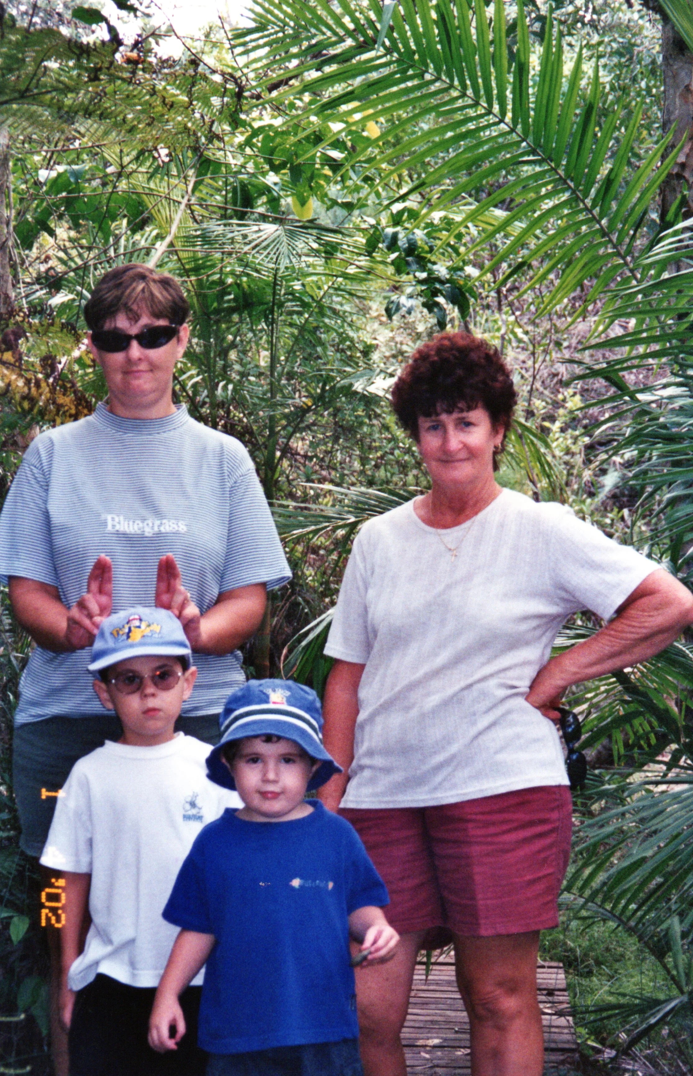 Mum, Brendan, Matthew, Jenny - Angourie 1 Apr 2002 (2).jpg