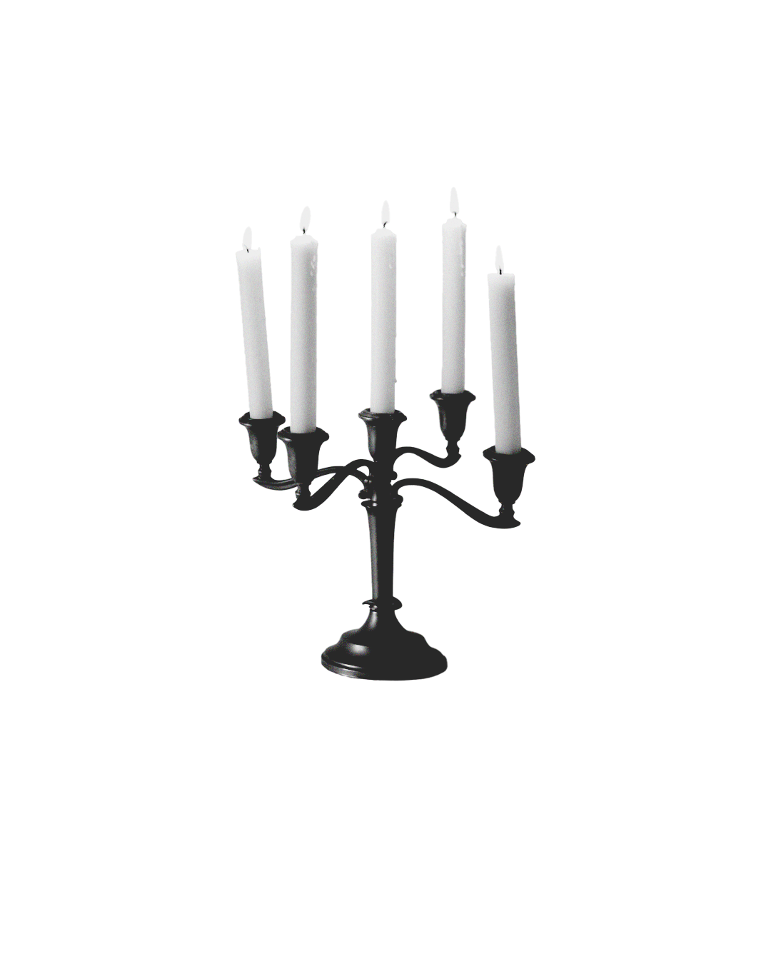 Candeliere nero con cinque candele bianche accese su sfondo nero.