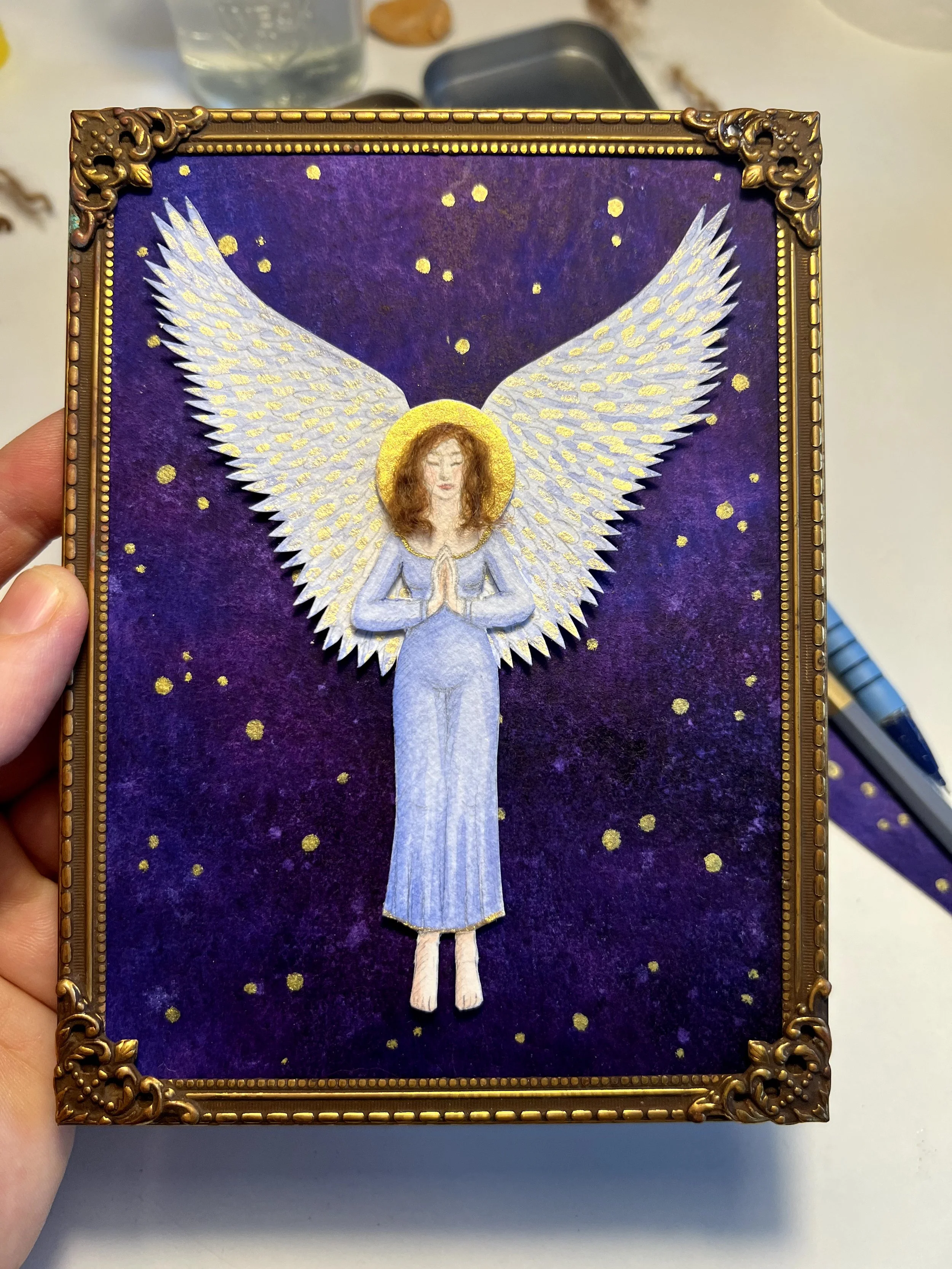 SOLGT / Lille blå-lilla engel / 950 kr.