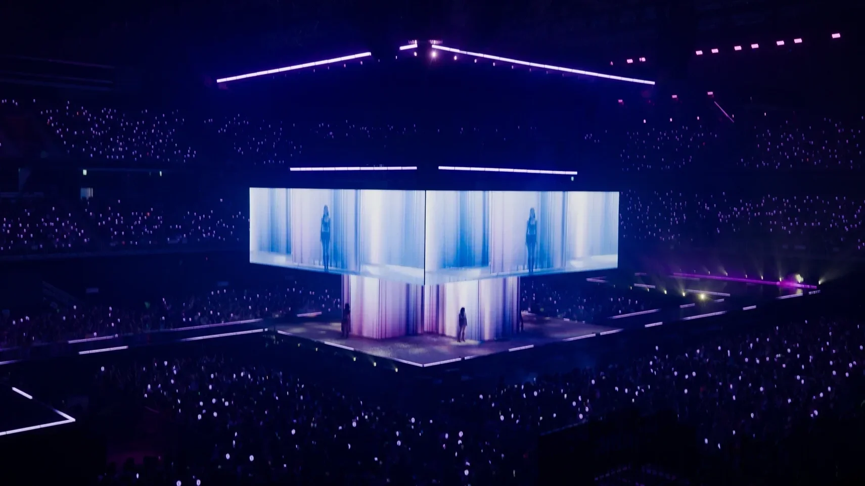 Moment_Factory_Custom_Experiences_Concerts___Shows_Twice_twc25_stills_1.11.1-HR-HR.webp