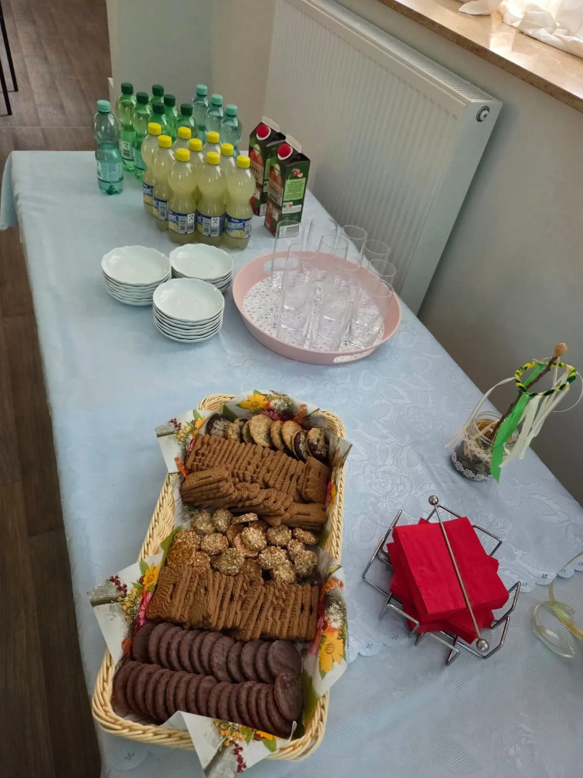 Bild von Snacks, welche während der Premiere gegessen wurden. Kekse, Saft, Wasser und Brause stehen auf dem Tisch