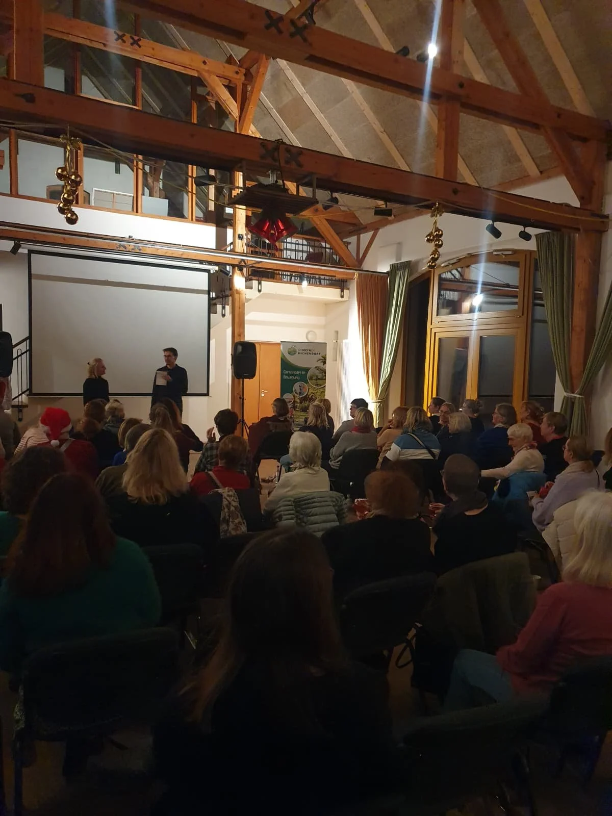 Der Moderator beginnt die Veranstaltung