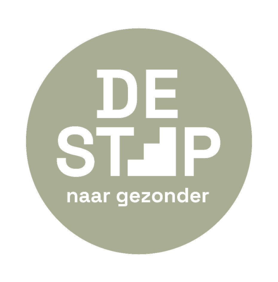 Een cirkelvormig logo met de tekst 'DE STAP naar gezonder' in zwart op een grijze achtergrond, met een zwarte rand eromheen.