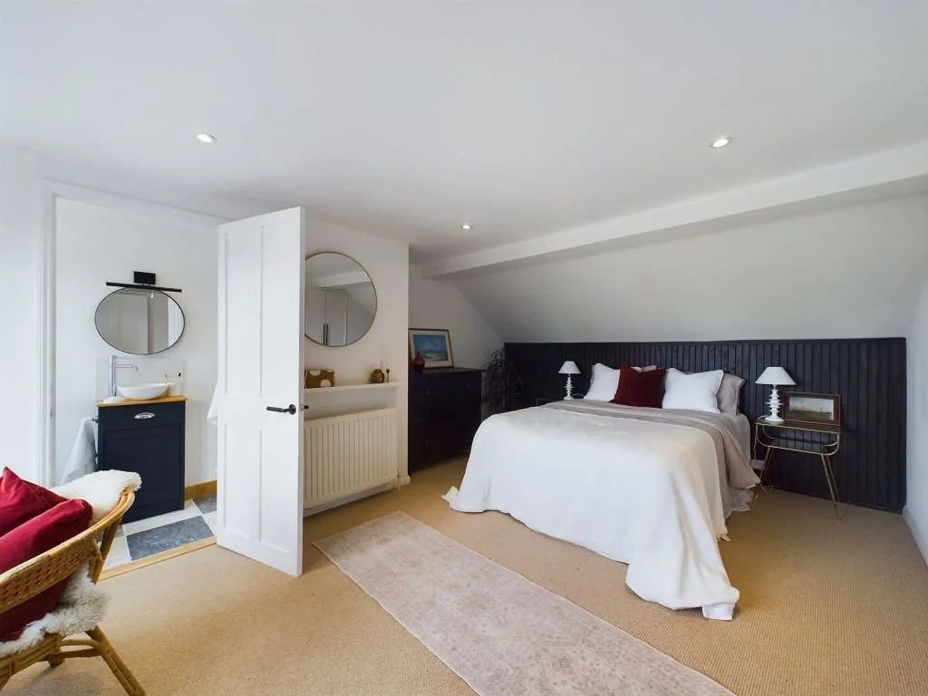 1718796198-bedroom 1.jpg