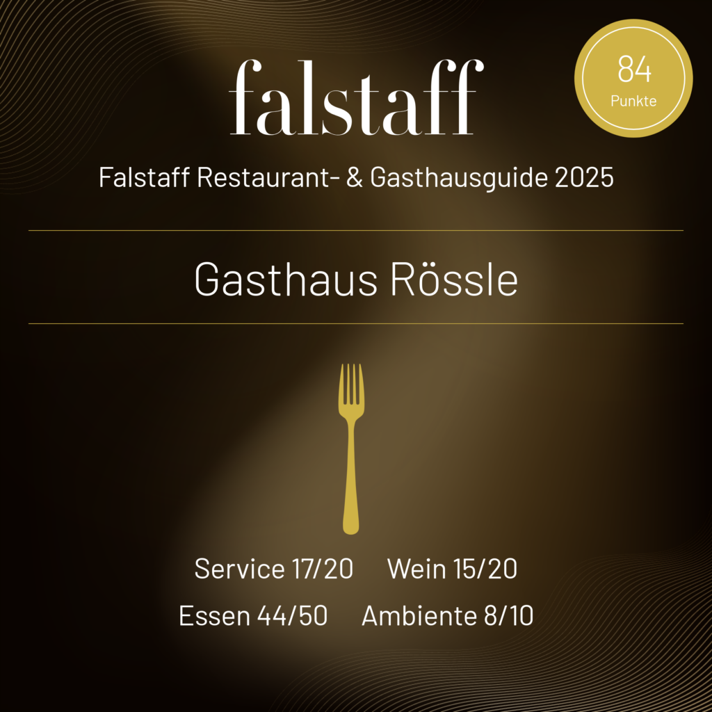 Bewertungsergebnis für das Gasthaus Rössle im Falstaff Restaurant- und Gasthausführer 2025, mit einer Gesamtpunktzahl von 84. Es zeigt Service, Wein, Essen und Ambiente bewertet in Punkten. Das Design ist in dunklen und goldenen Tönen mit einem Gabel-Icon in der Mitte.