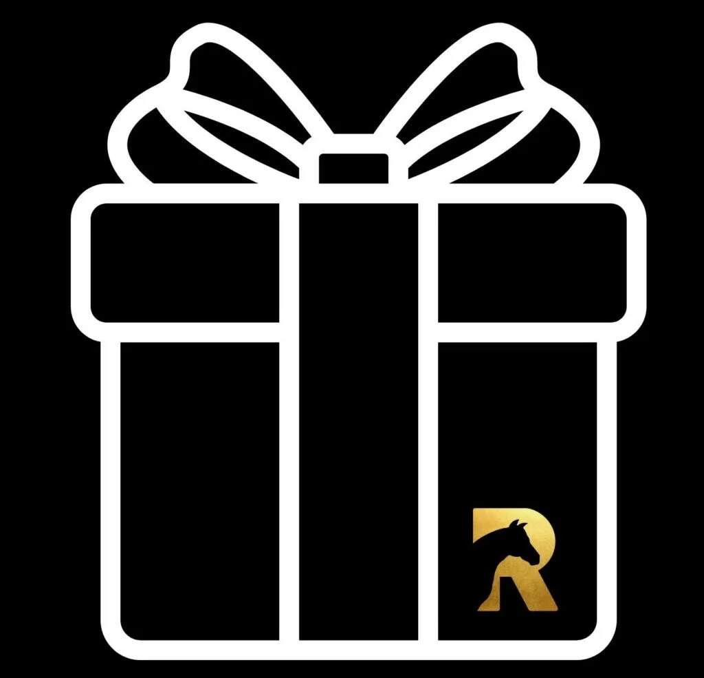 Gutscheinsymbol. Symbolbild eines Geschenkpäckchens mit Schleife, schwarzer Hintergrund, goldenes Pferdesignet mit Buchstabe R im unteren rechten Bereich.