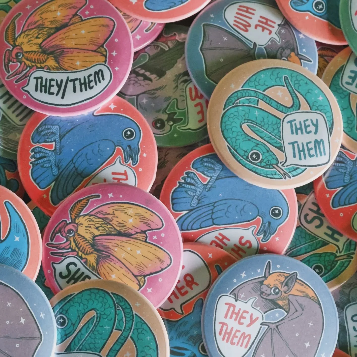 Did you know I make pronoun badges? They're biodegradable too. I'll be releasing more designs later this month - any suggestions for what animals you'd like to see? 

#pridemonth #lgbt #pronouns #animalart #queerart