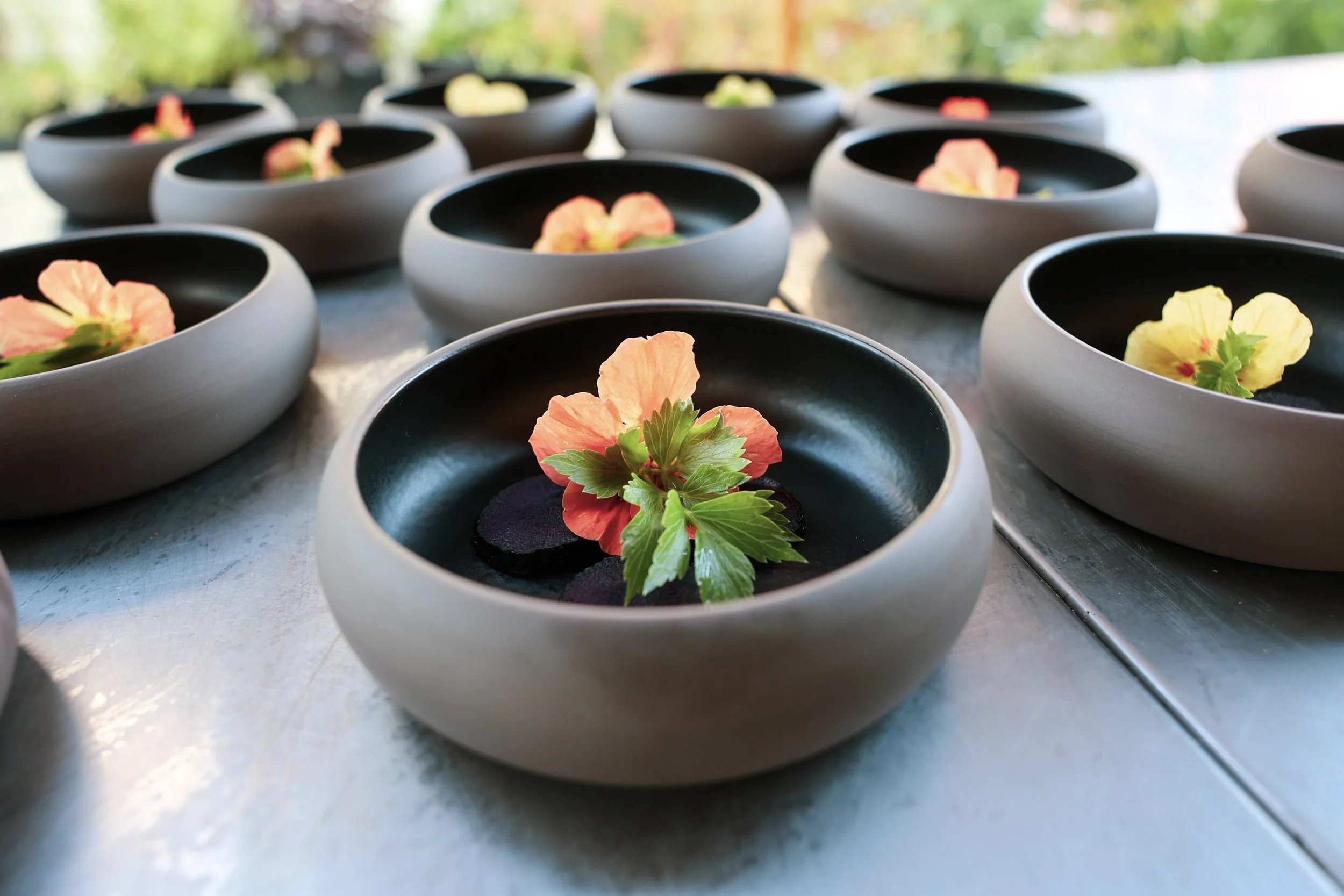 Shift Catering – Geroosterde wortel in Lavasbouillon– voedselbos Zomersmaak – Sander Bautmans