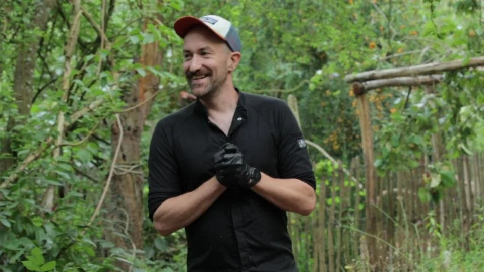 Sander Bautmans, oprichter van Shift Catering, tijdens een circulair foodproject in een voedselbos.