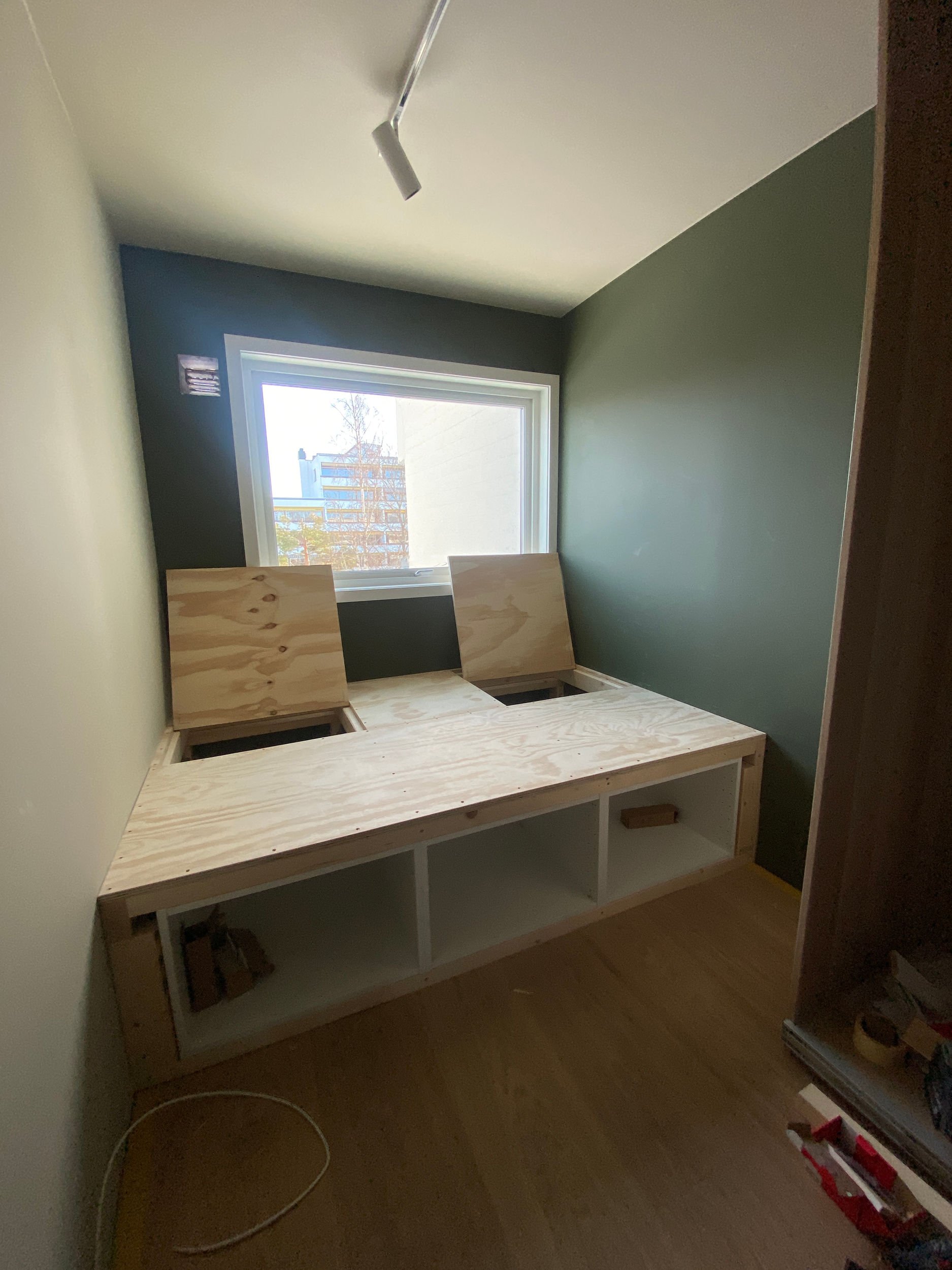 Christiansen & Kjenner snekker tømrer Skreddersøm Seng med oppbevaring