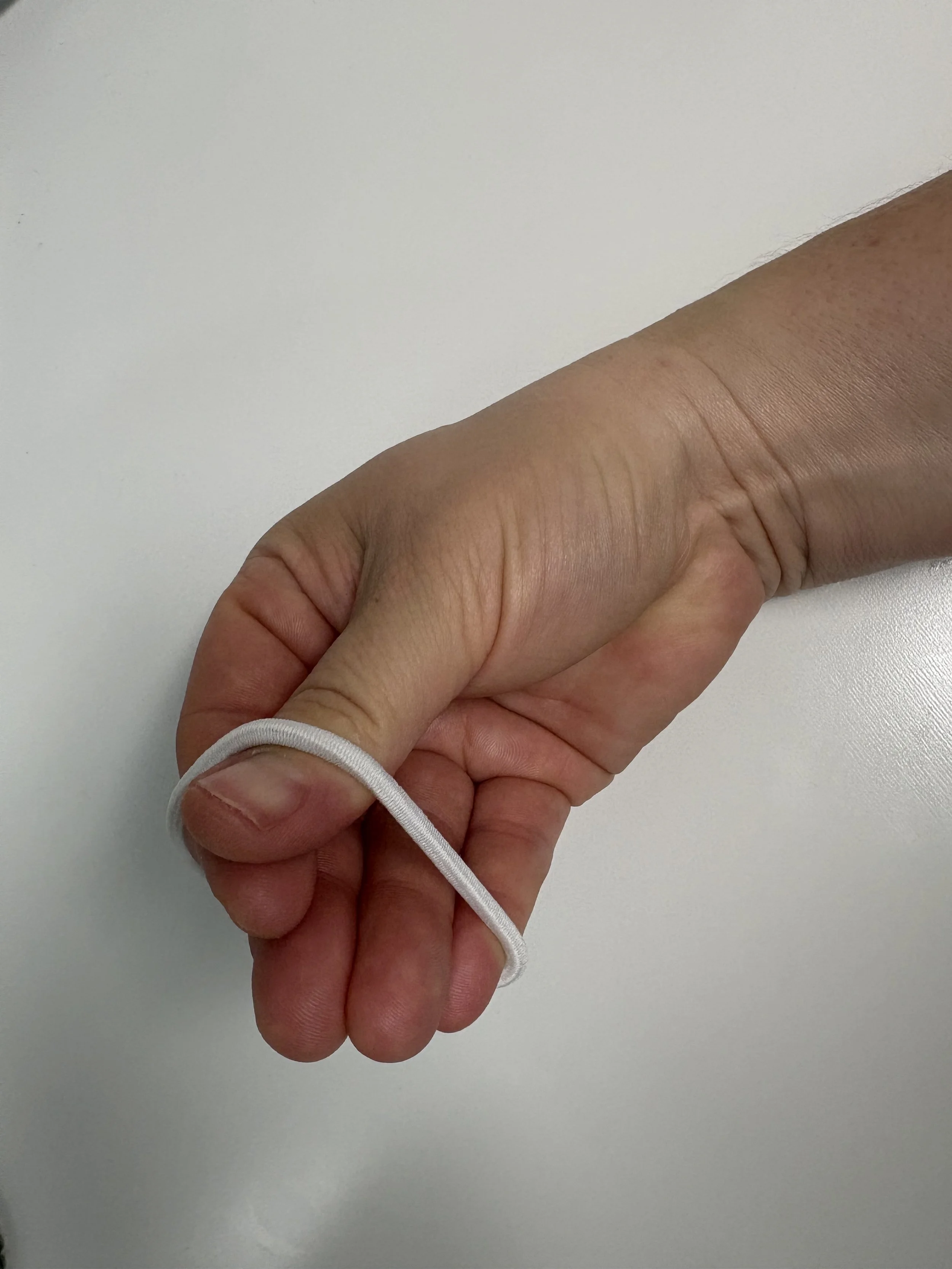 elastic-band-finger-spread-exercise-start.jpg