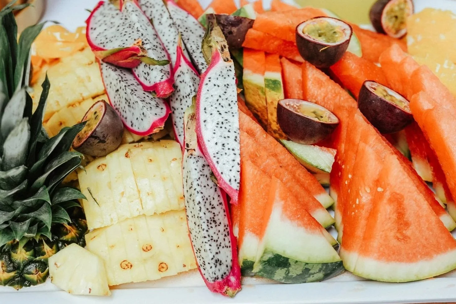 Verschiedene frisch geschnittene Früchte: Ananas, Drachenfrucht, Wassermelone, Papaya, Passionsfrucht, Ananas-Insel