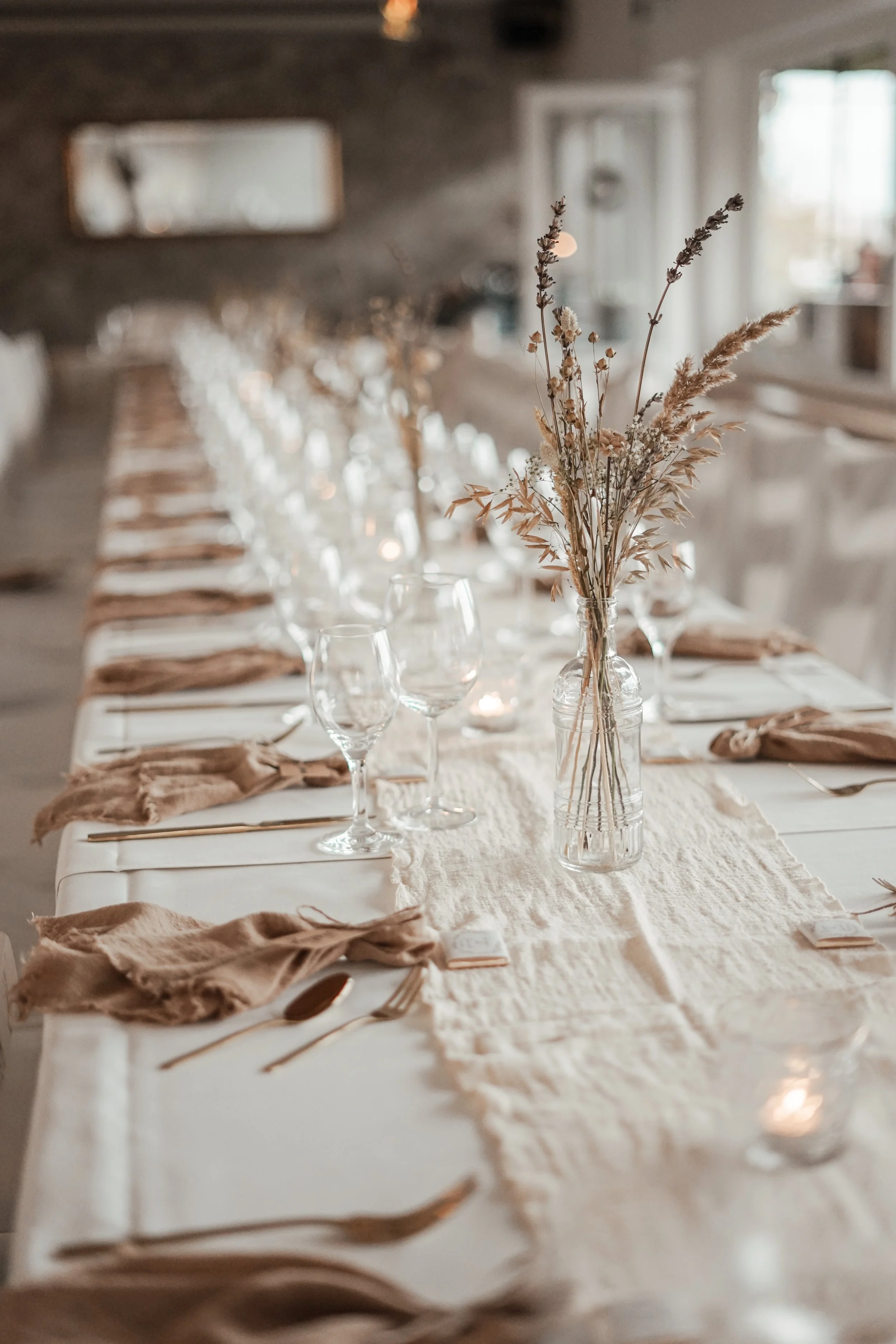 Tischdekoration in neutralen Farben in Kiel und Flintbek