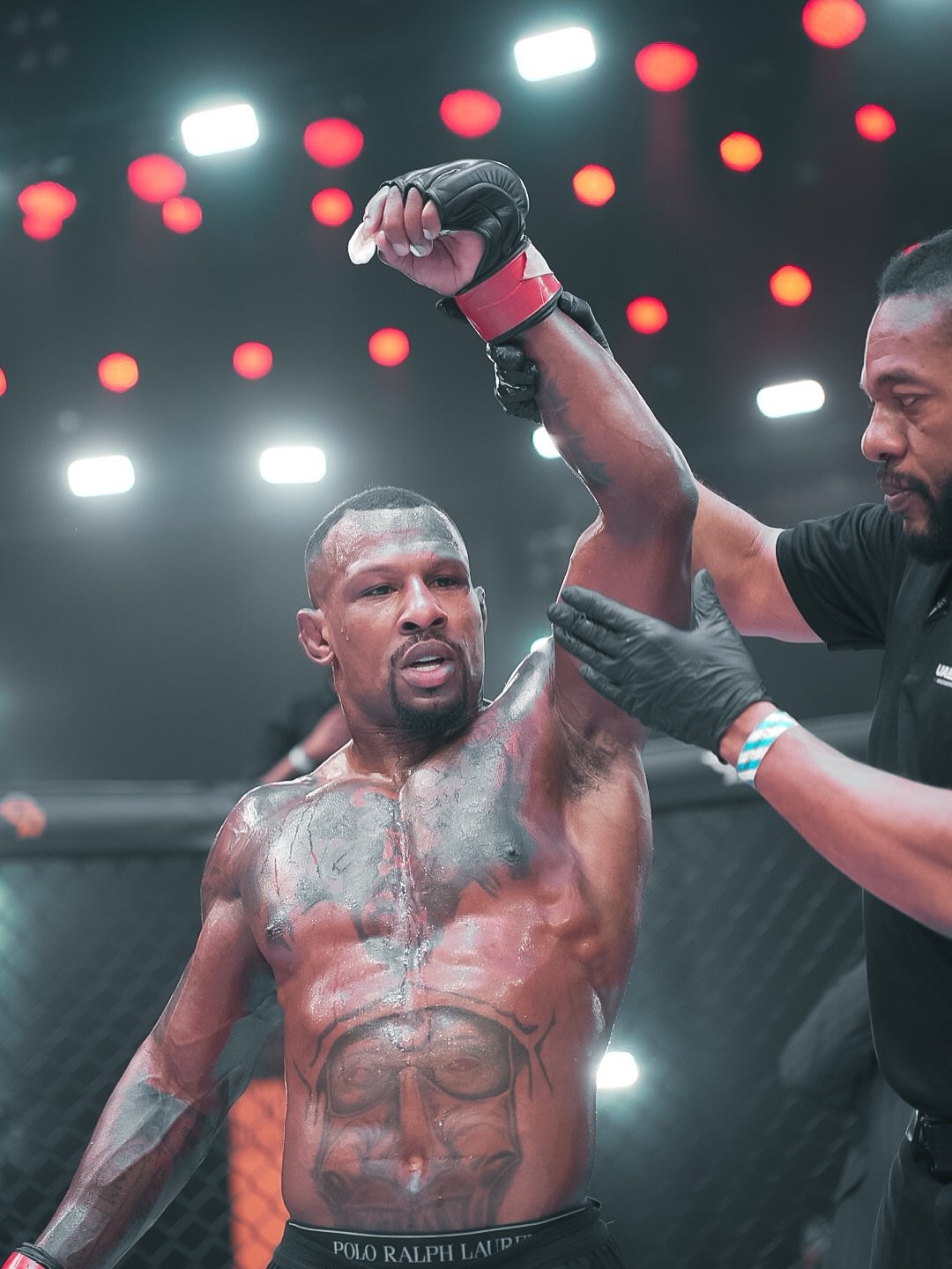 Fight night pictures which look straight out of a movie. 

Which one is your favourite ? 

#mma #karatecombat #combatsports #photography