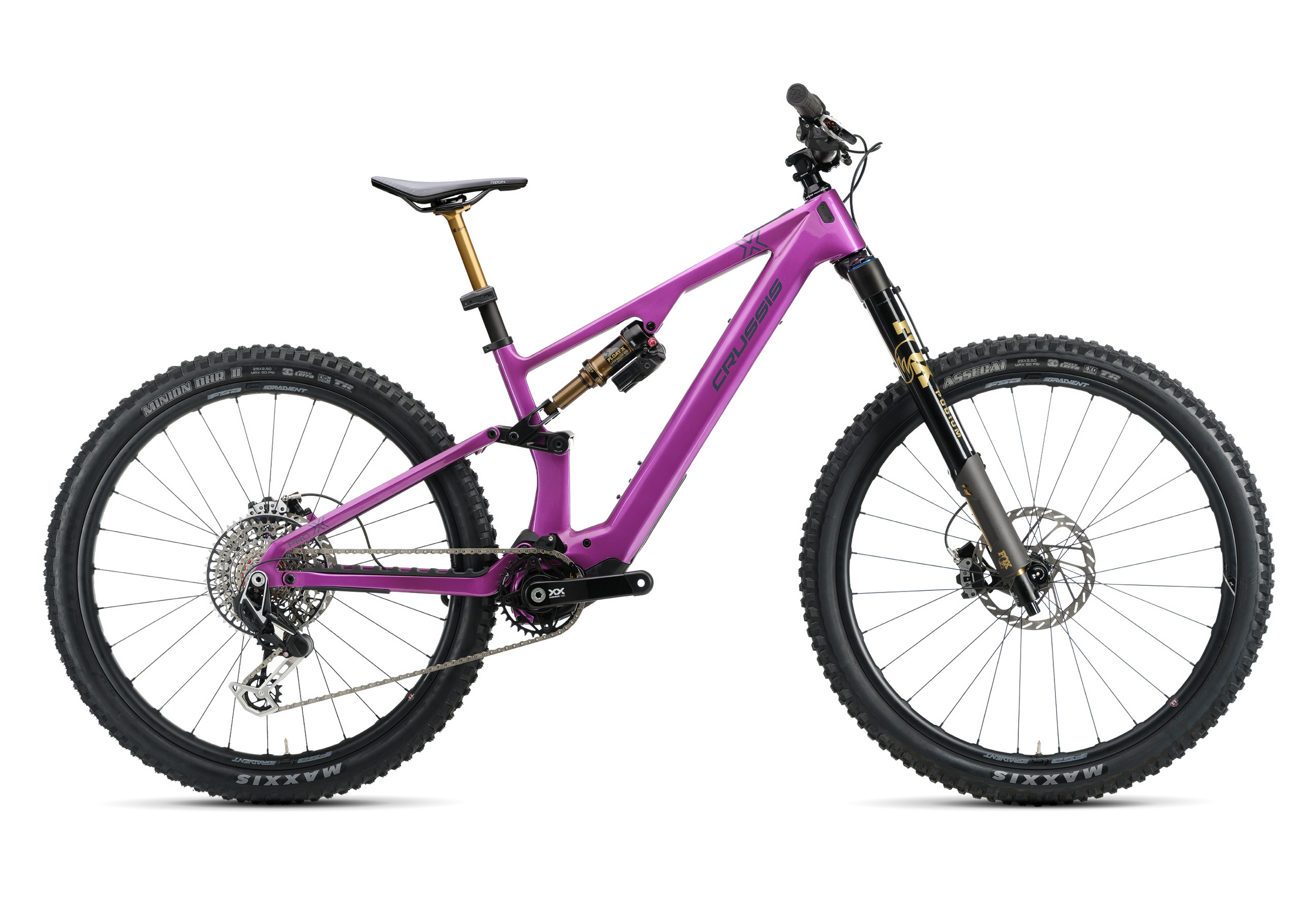 Ein pinkfarbenes Full-Suspension-Mountainbike mit schwarzen Reifen, goldenen Dämpfern und schwarzen Komponenten auf weißem Hintergrund.
