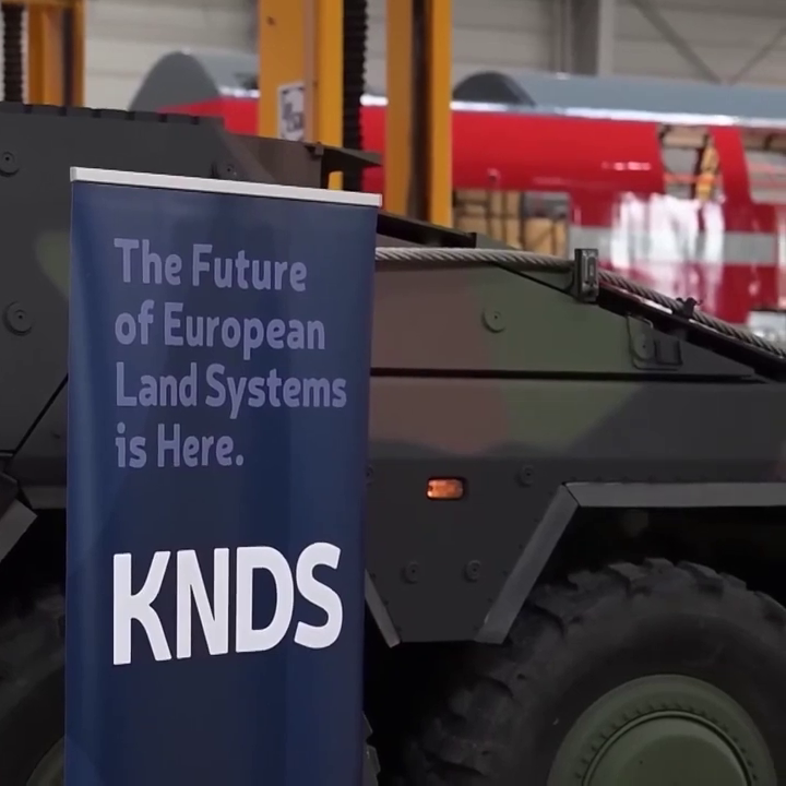 Im Vordergrund ein Panzer, im Hintergrund ein Regionalexpress. Rüstungskonversion in Görlitz