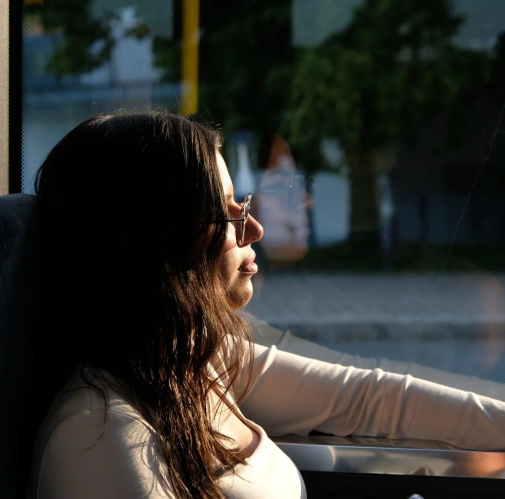 Angelina sitzt im Bus auf dem Weg zum Praktikum