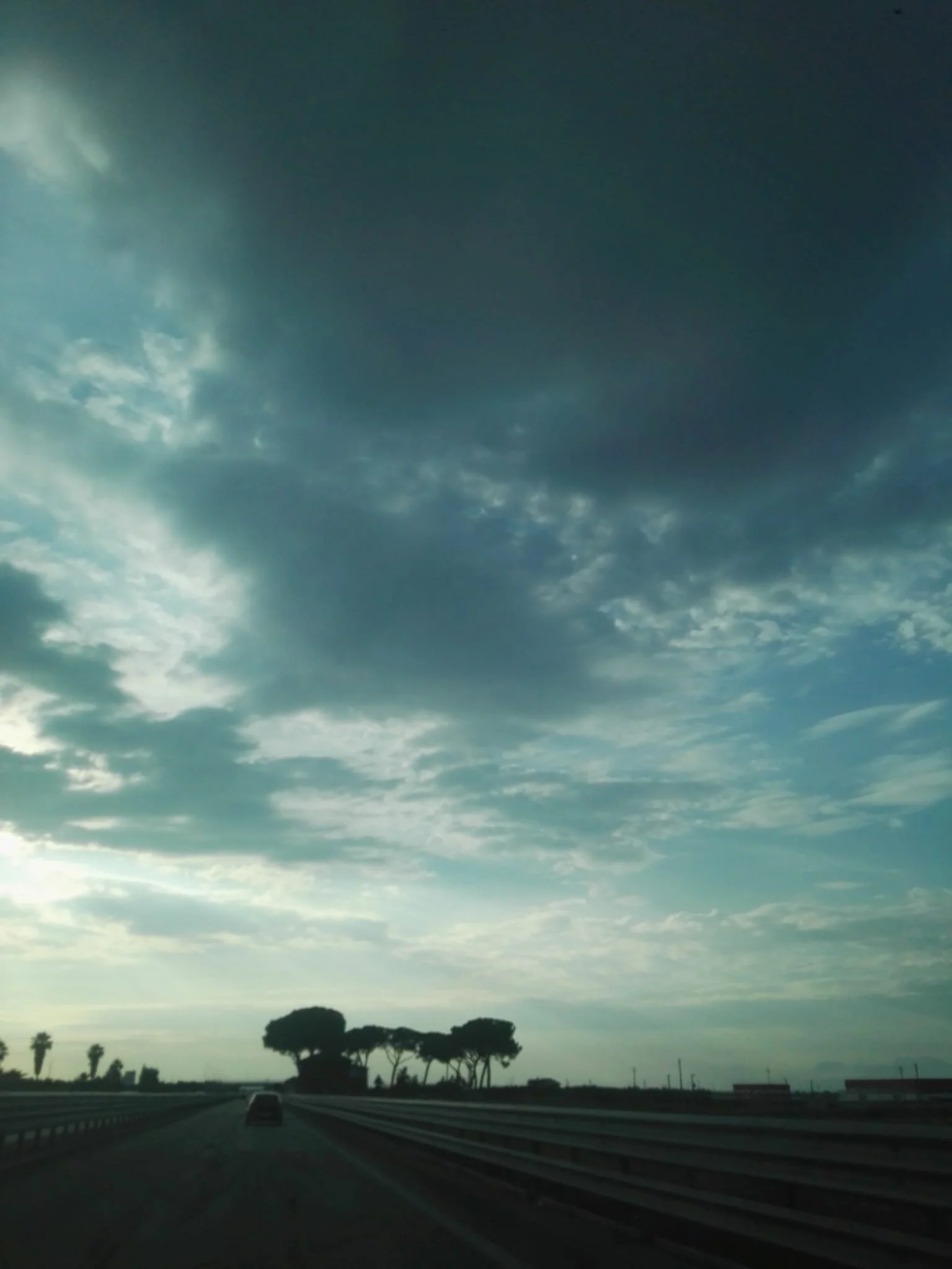 Cielo nuvoloso con colori blu e nuvole scure e minacciose