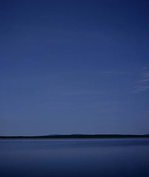 Orizzonte e mare delle stessa tonalità di blu divisi da un lembo di terra