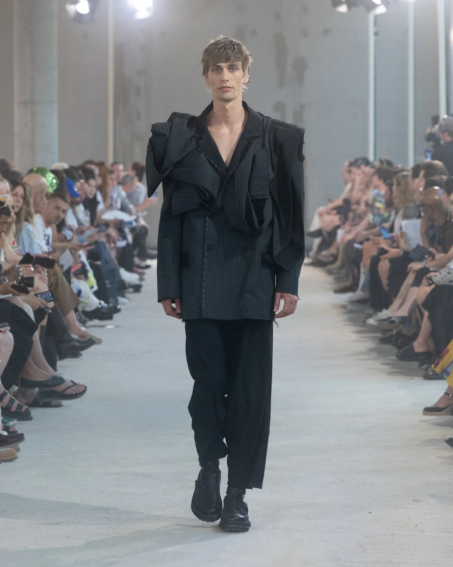 Berlin-Curated_SS26_Runway_by_Andreas-Hofrichter-22.webp