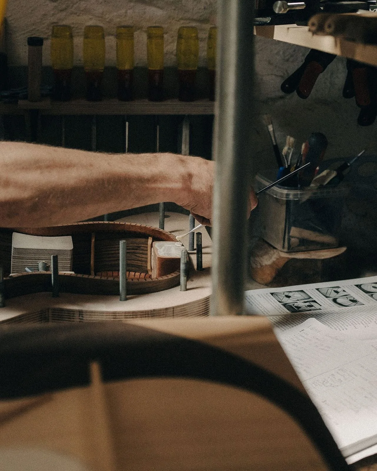 Gluing the neck block before sealing the sound box. 

📷 @alexsedgmond