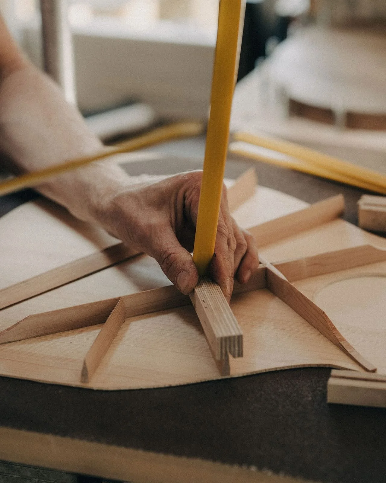 Gluing pre tapered braces with cauls to keep the braces from getting damaged. 

📷 @alexsedgmond