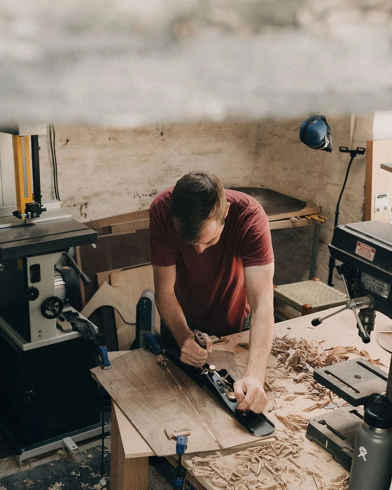 Thicknessing the beautifully figured walnut back

📷 @alexsedgmond