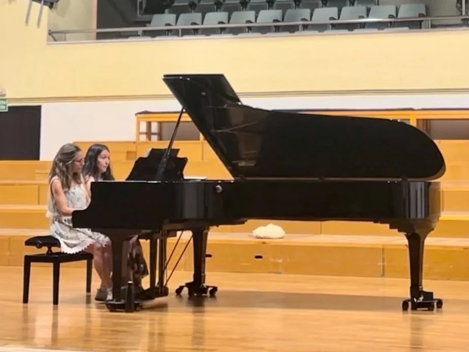 Some memories from the Vitoria-Gasteiz recital! 🎶

📸 1 - Rehearsing at the &lsquo;Isaac Alb&eacute;niz&rsquo; concert hall (Conservatorio de M&uacute;sica Jes&uacute;s Guridi)
📸 2 - Bowing at the end !
📸 3 - During a fun &lsquo;photoshoot&rsquo; 