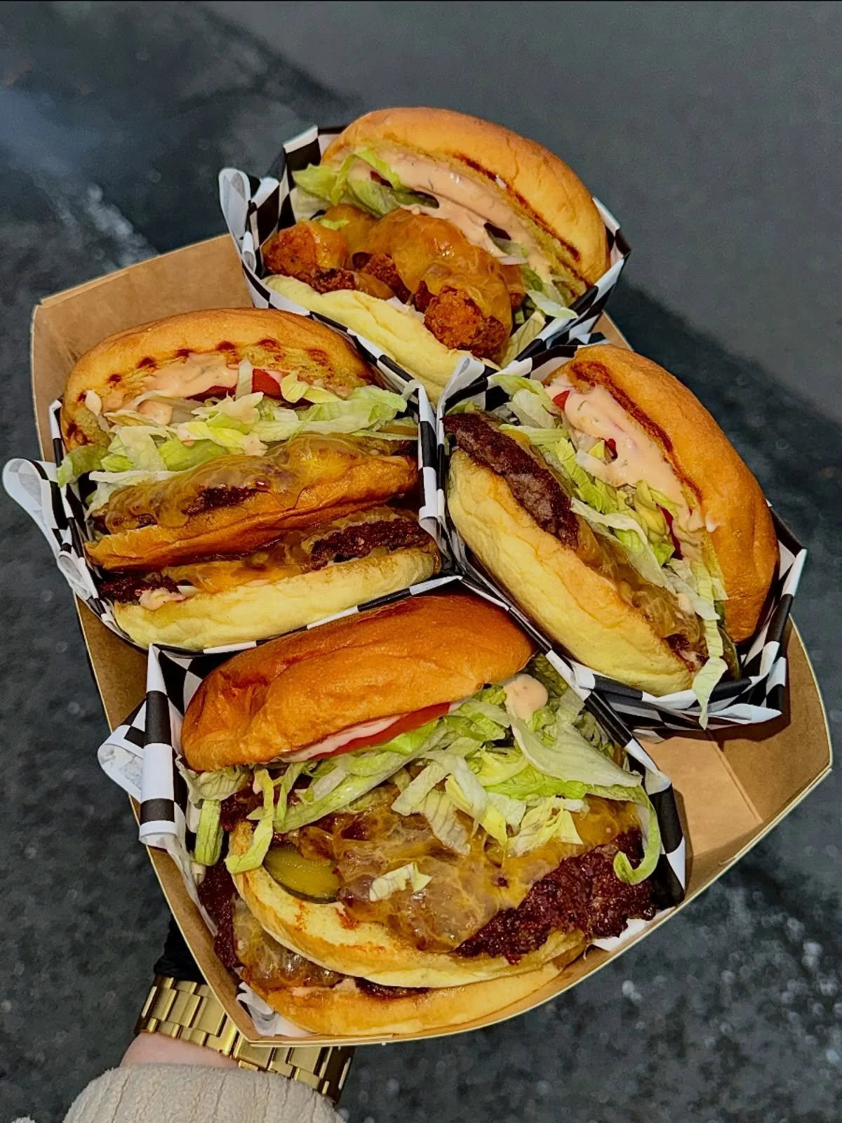 Auf die Hand. In den Mund. F&uuml;r die Seele. ❤️&zwj;🔥

#bigA #chickenburger #bigmac #chicken #dryagedsmashburger #smashburger #dryagedburger #burger #dryaged #catering #burgercatering #smashburgercatering #foodlover #streetfood #burgerlover #foodt