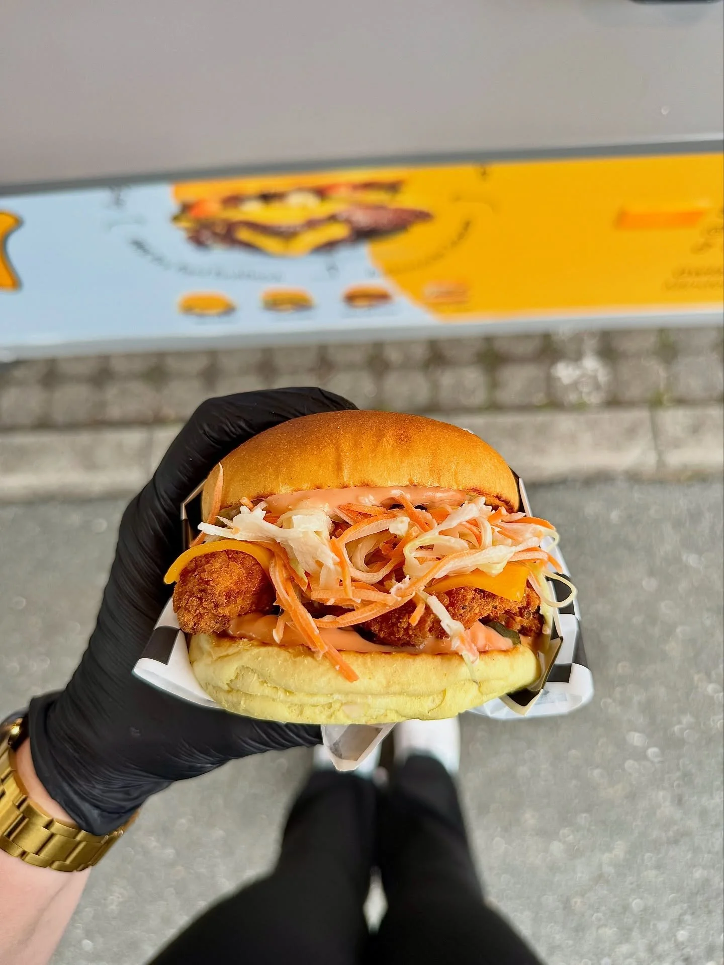 Chicken so juicy, Slaw so fresh, Sauce so Cane&rsquo;s.
That&rsquo;s the bite. 😏

#chickenburger #chicken #buttermilkchicken #coleslaw #dryagedsmashburger #smashburger #dryagedburger #burger #dryaged #catering #burgercatering #smashburgercatering