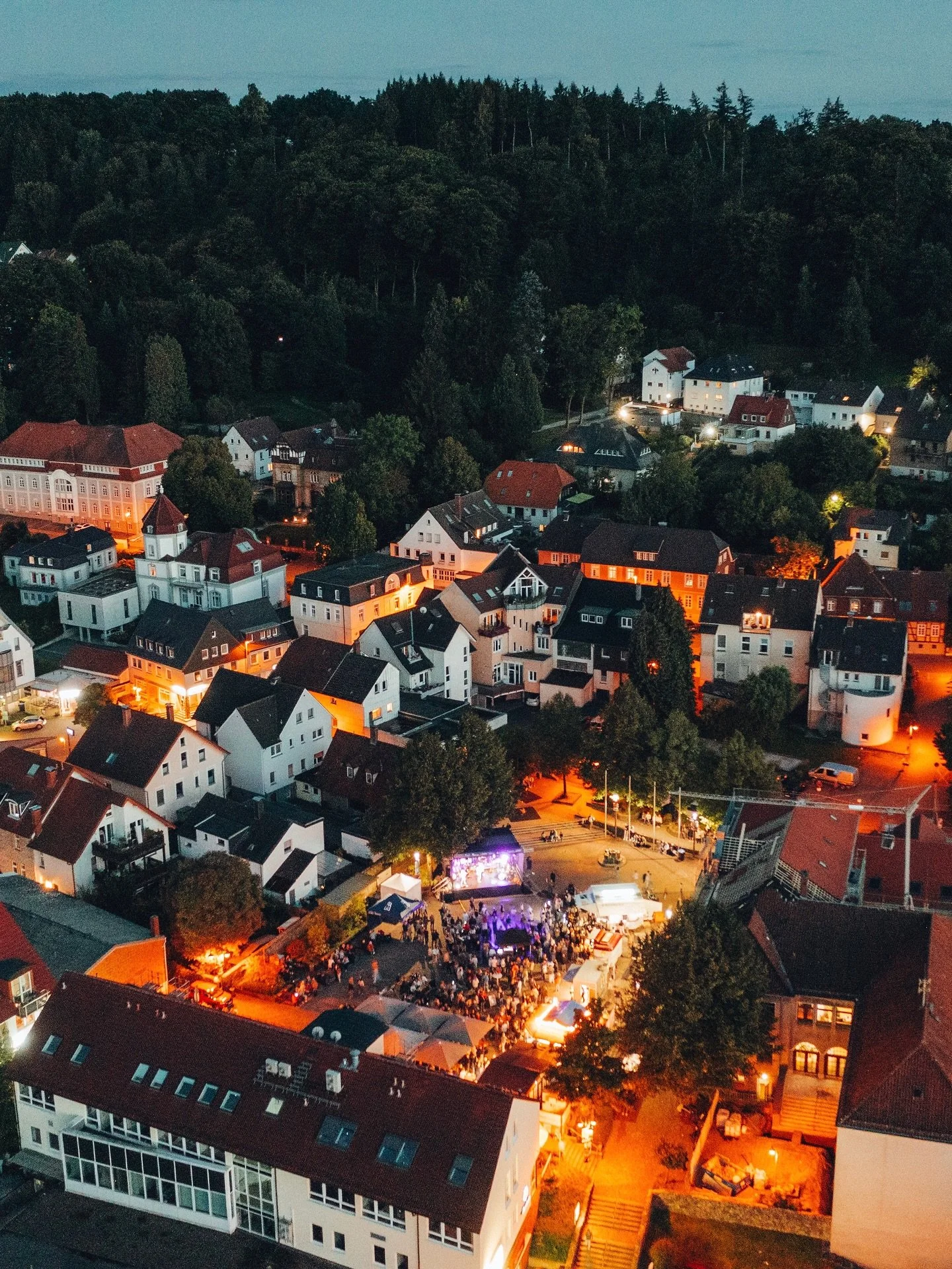 UrLand Fest from above 🌃
N&auml;chster Halt: Xmas-Tour. 🎄🔥

Tourplan:
26.&ndash;30.11 &middot; Andreasmesse Detmold
04.&ndash;07.12 &middot; Kl&auml;schen Lemgo
11.&ndash;14.12 &middot; Lichterglanz Espelkamp

Vlotho pausiert &ndash; wir geben auf