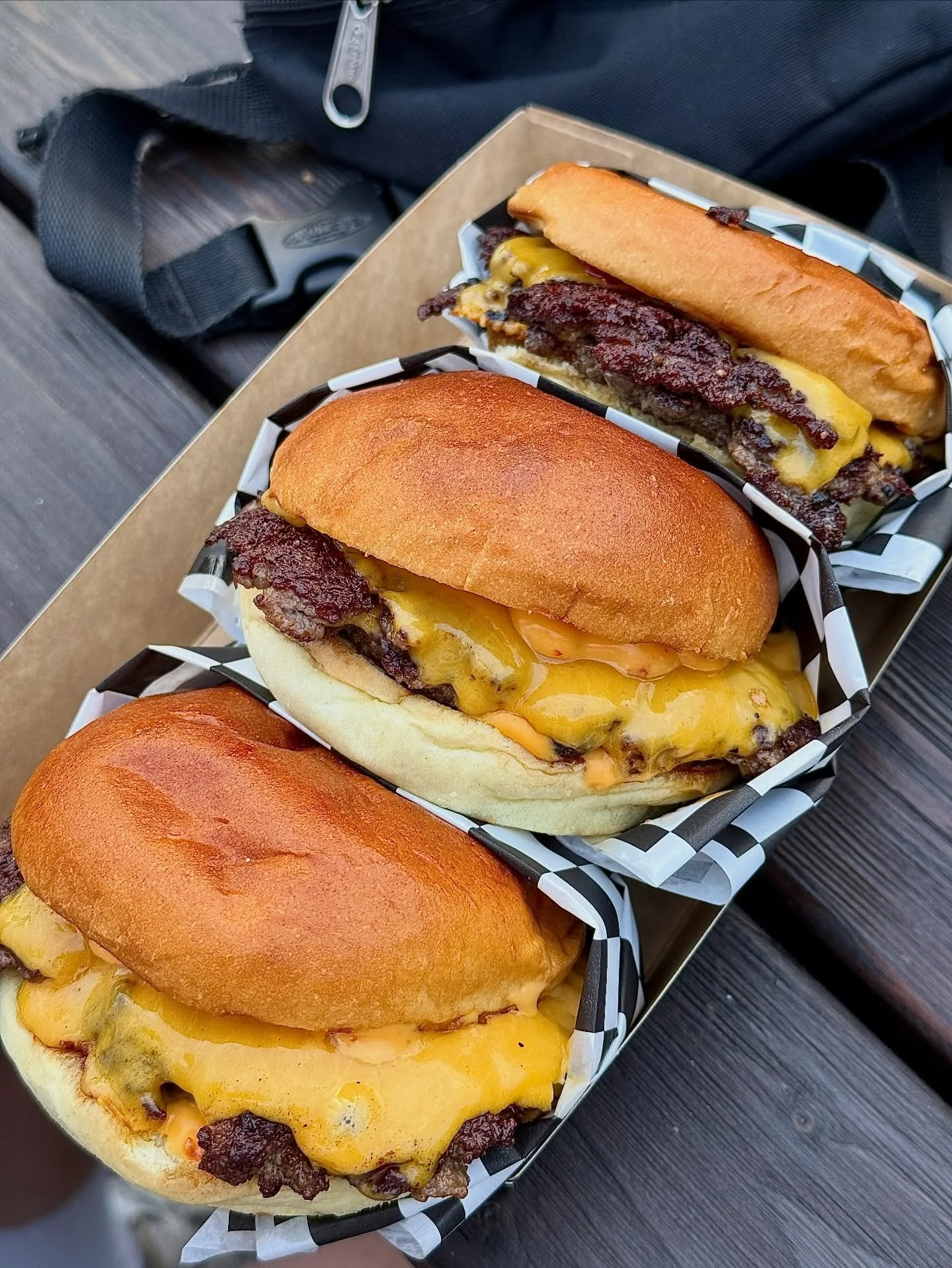 Smash. Bite. Boom. 💥

#dryagedsmashburger #smashburger #dryagedburger #burger #dryaged #catering #burgercatering #smashburgercatering #foodlover #streetfood #burgerlover #foodtok #foodies