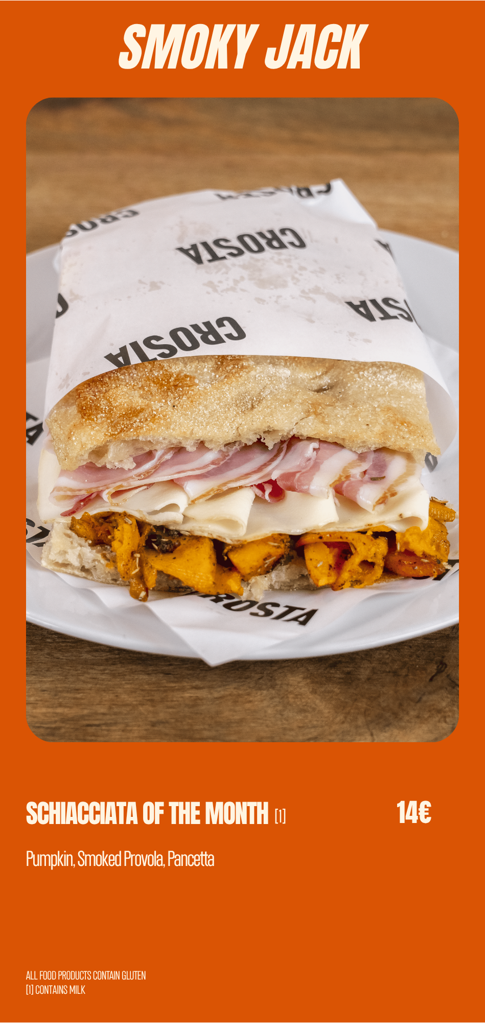 Ein Sandwich mit Kürbis, geräuchertem Provola und Pancetta, eingewickelt in ein Papier mit dem Schriftzug 'Crostia', auf einem weißen Teller auf einem Holztisch.
