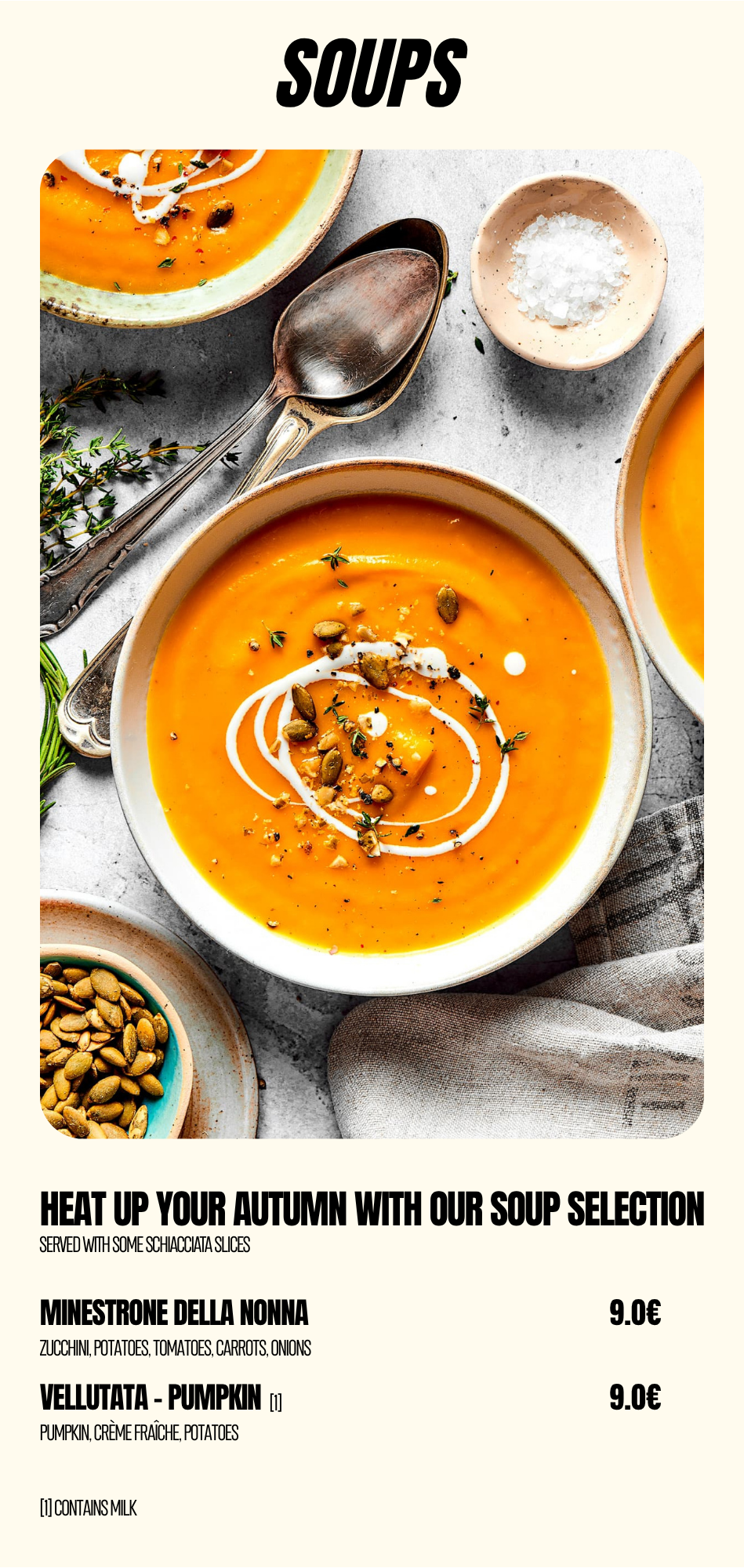 Ein Bild von einer Schüssel mit Kürbissuppe, garniert mit Kürbiskernen, einem Klecks saurer Sahne, und frischen Kräutern, sowie weiteren kleinen Schälchen mit Salz und Kürbiskernen, auf einem grauen Tuch und einer grauen Oberfläche.