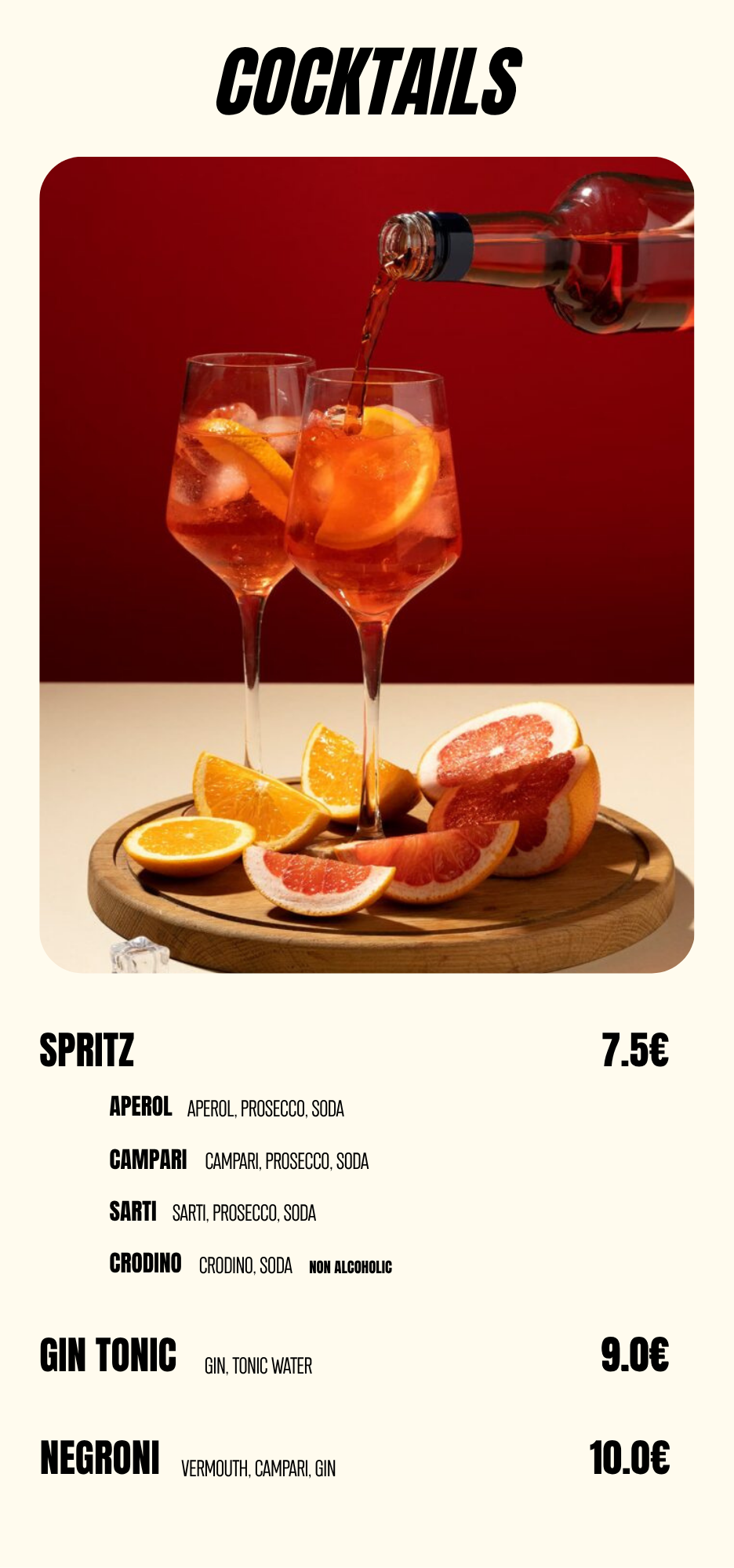 Getränkekarte mit Cocktails, darunter Aperol, Campari, Sarti, Crodino, Gin Tonic und Negroni, neben einem Bild von zwei Getränken mit Orangen- und Grapefruitstücken, einige davon im Glas mit Eis.