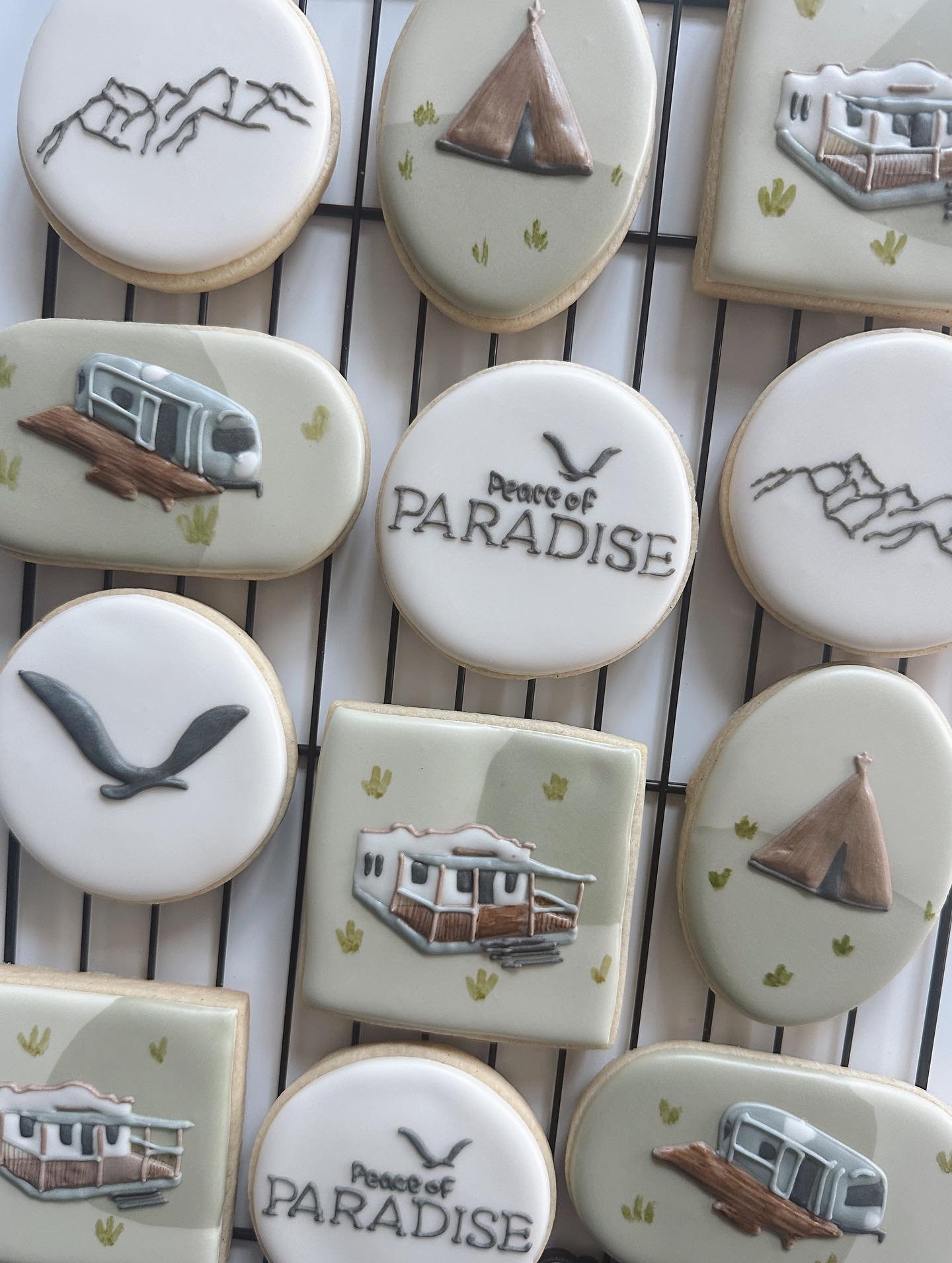 Custom cookies are the perfect way to showcase your branding for special events! Love this set for @peaceofparadisemt ✨ showcasing their signature tipi, vintage airstream, and El Coyote bar - all with the most beautiful mountain backdrops ⛰️ 
.
.
.
#