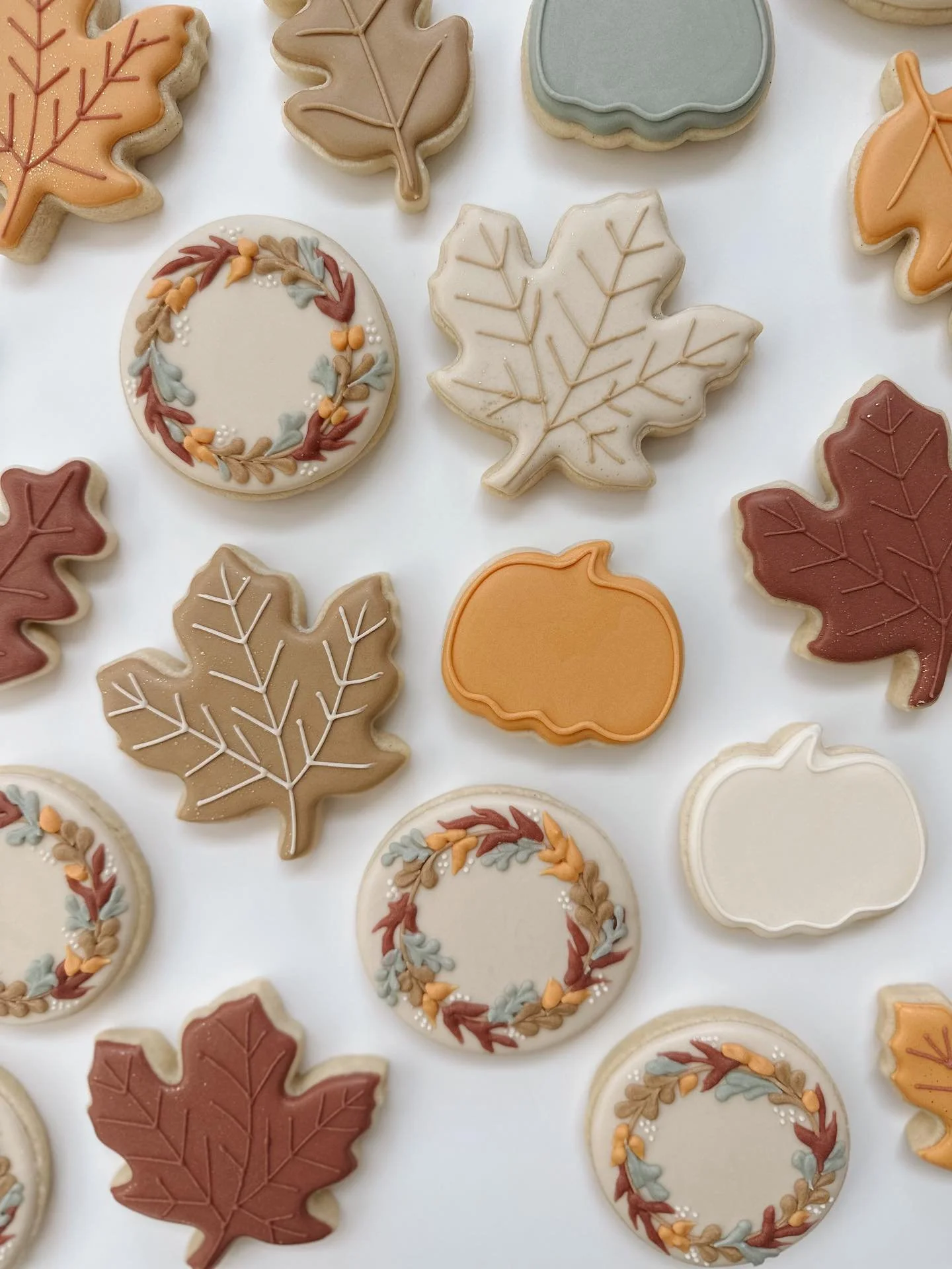 Thanksgiving offerings available to order now until 11/20. Choose from personalized place card cookies, wreaths, leaves or an assortment of small pumpkins and small leaves, which work perfect for your charcuterie appetizer boards! 🍂