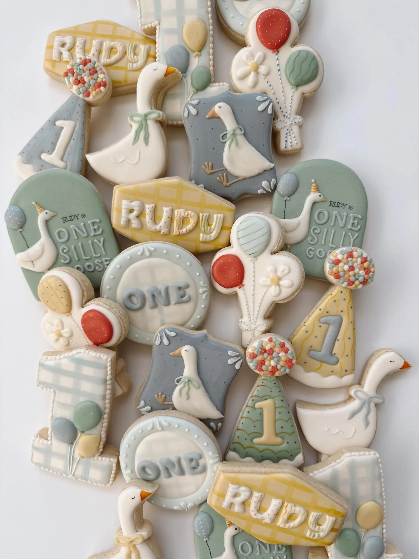 🪿🎈Perfect colors to match your party decor - say no more! &amp; our plant based dyes make the most beautiful icing colors, don&rsquo;t you agree? All dye free, no numbered dyes used over here! 
.
.
#birthdaycookies #customsugarcookies #bozeman #boz