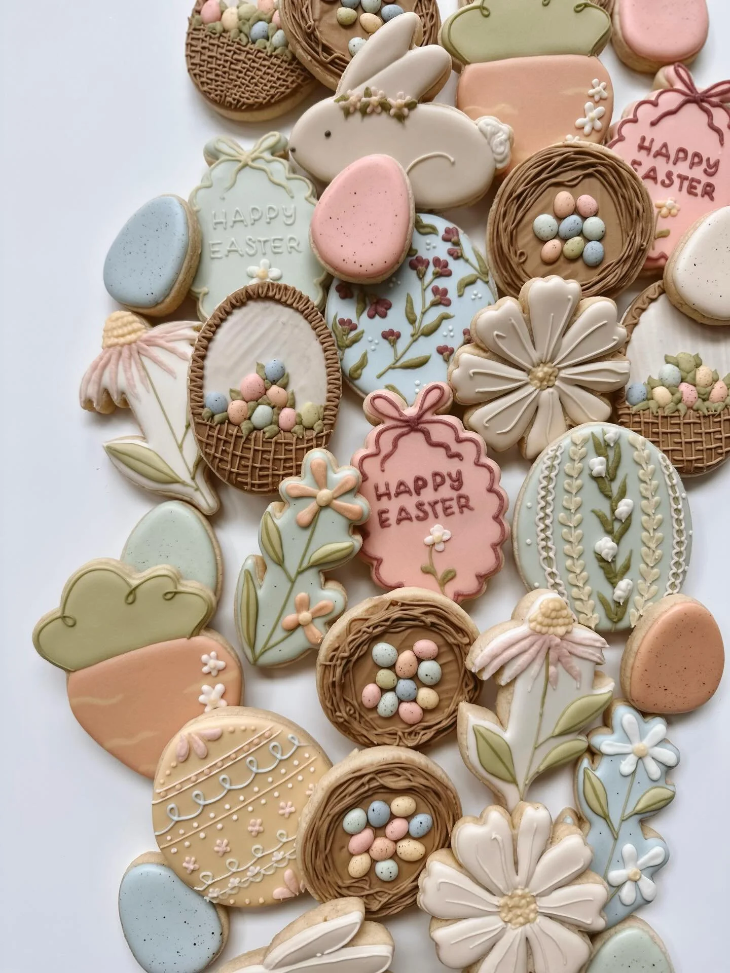 Happy Easter Weekend 🌷🐣 I loved doing these assorted Easter designs this year with lots of designs already dreamed up for next year 💛
.
.
#customsugarcookies #cookiesbozeman #eastercookies #bozeman #dyefreeroyalicing
